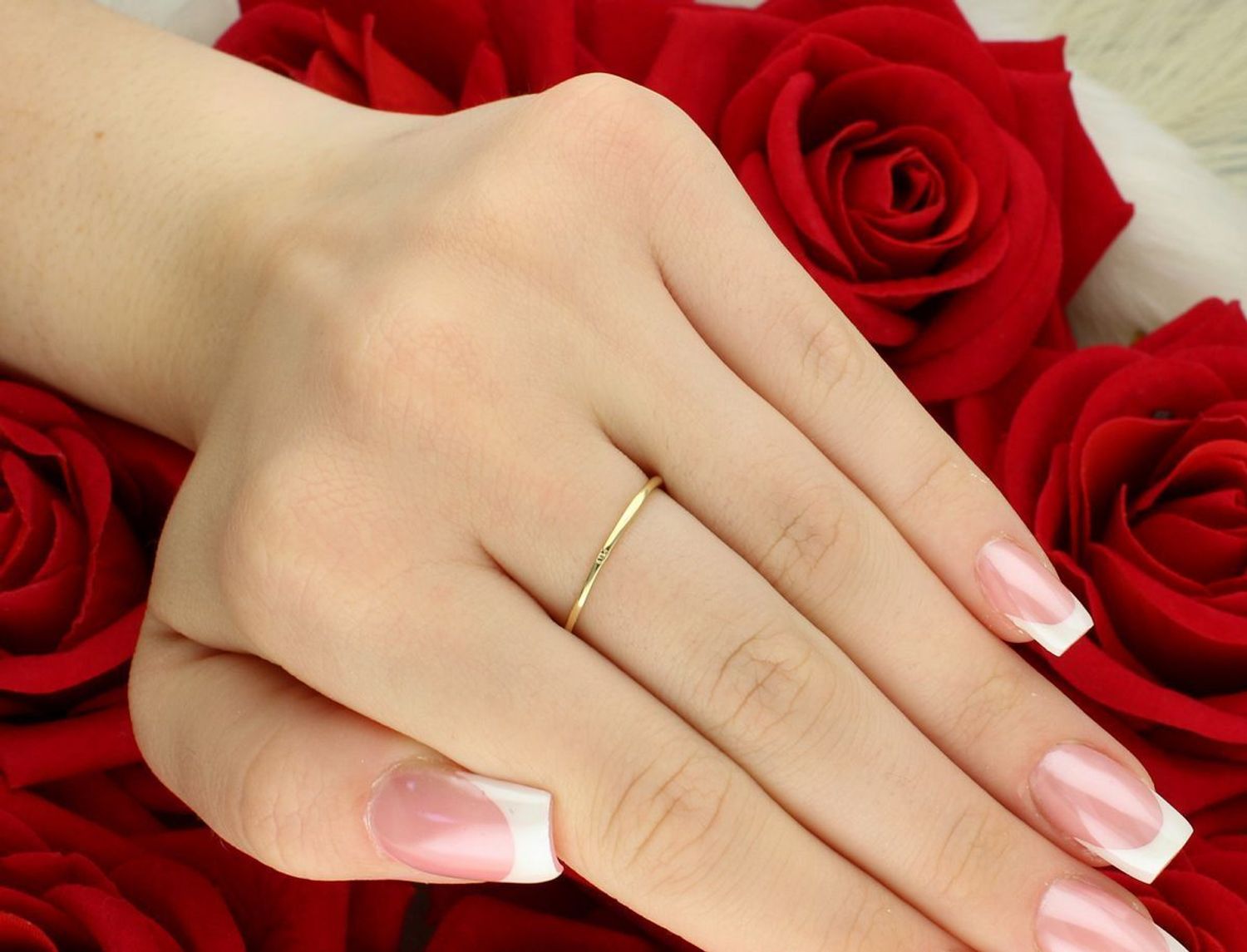 Delikatny złoty pierścionek damski DIA-PRS-9048-585 z naturalnym kamieniem blue topaz 5 mm. Wykonany ze złota próby 585. Elegancki wybór dla kobiet z klasą.1.jpg