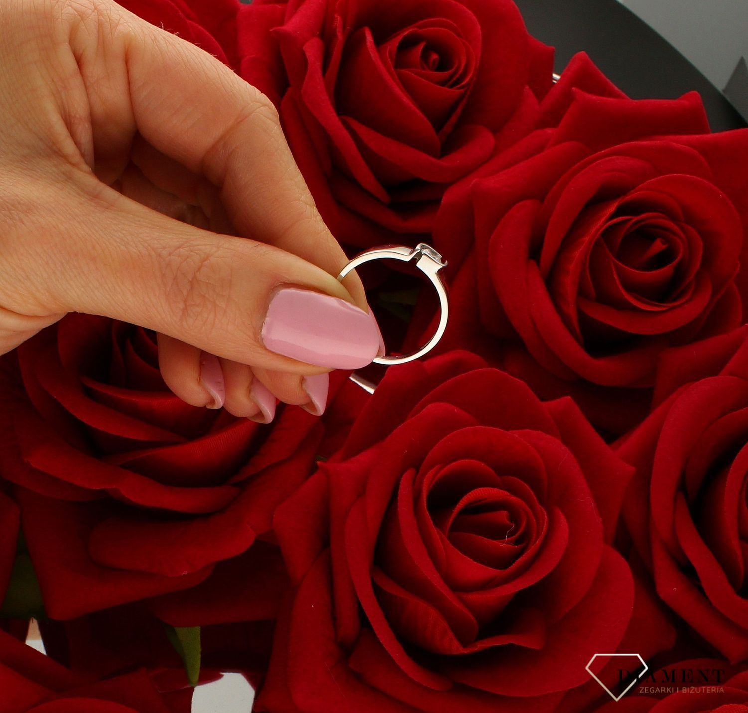 Złoty pierścionek zaręczynowy białe złoto 'Nieprzemijająca miłość' DIA-PRS-9148-333. Prezent podkreśli piękno wyjątkowych momentów zaręczyn, rocznic, jubileuszy. Darmowa dostawa..jpg