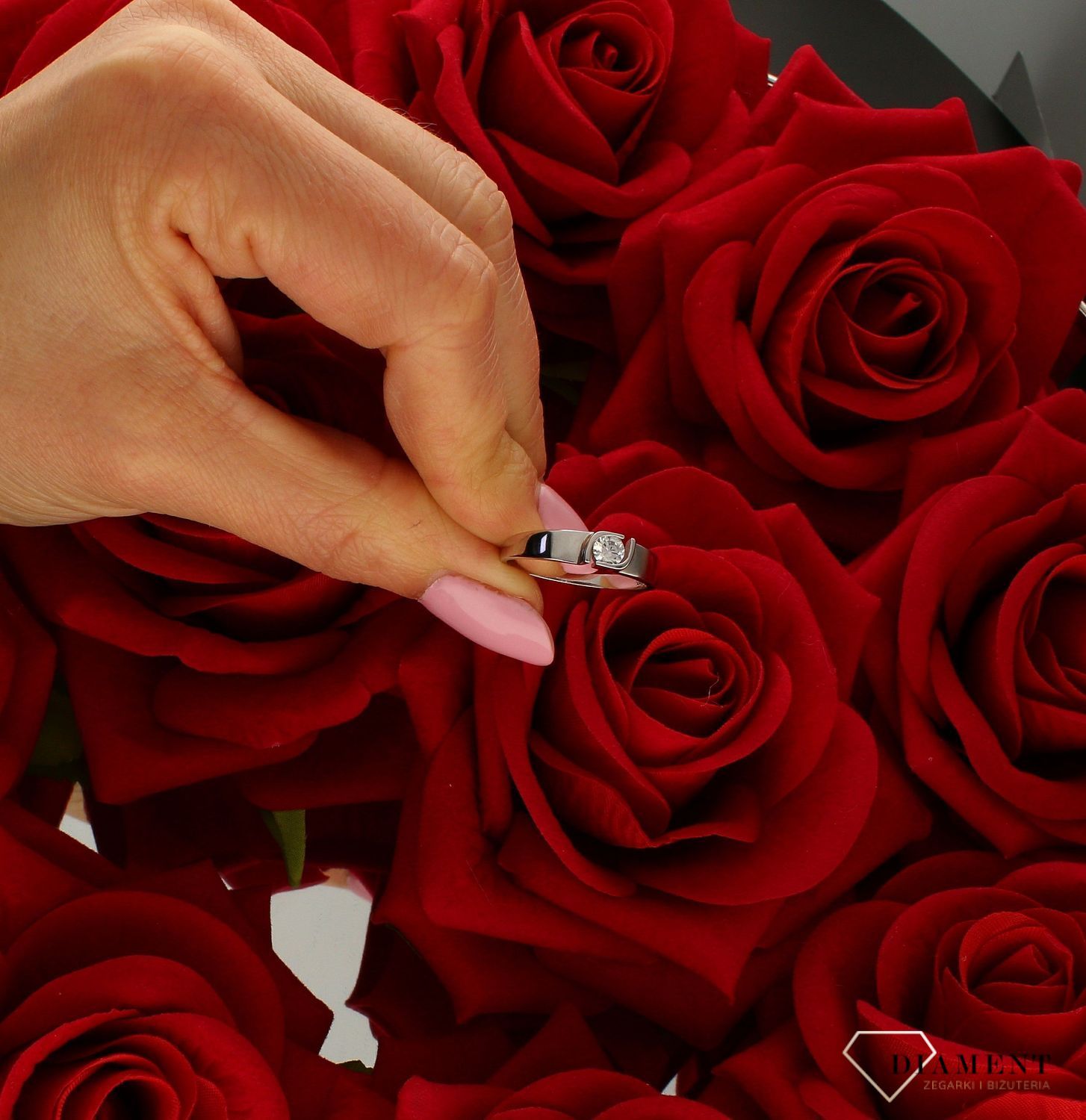 Złoty pierścionek zaręczynowy białe złoto 'Nieprzemijająca miłość' DIA-PRS-9148-333. Prezent podkreśli piękno wyjątkowych momentów zaręczyn, rocznic, jubileuszy. Darmowa dostawa..jpg