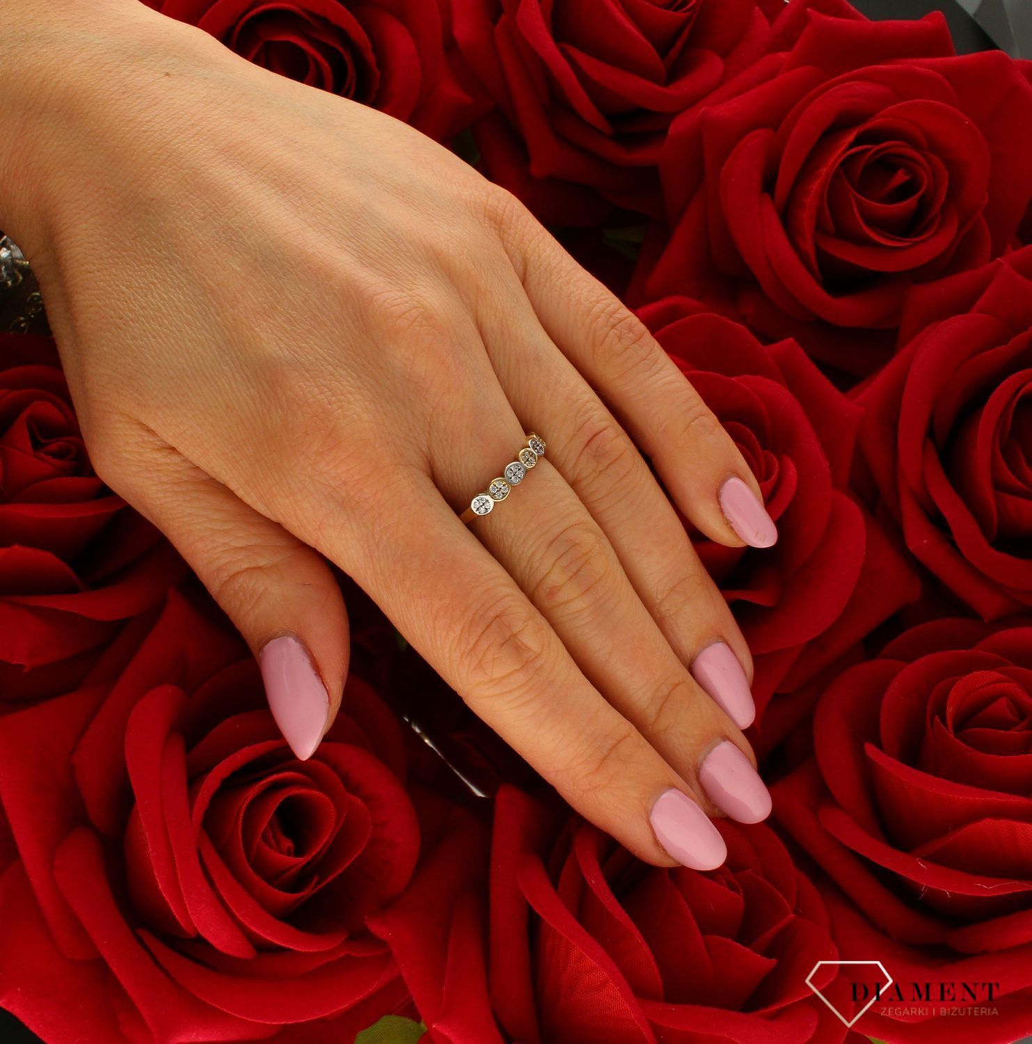 Złoty pierścionek damski obrączka z cyrkoniami 333 DIA-PRS-9149-333. Złoty pierścionek w nowoczesnej odsłonie świetnie się spraw.jpg