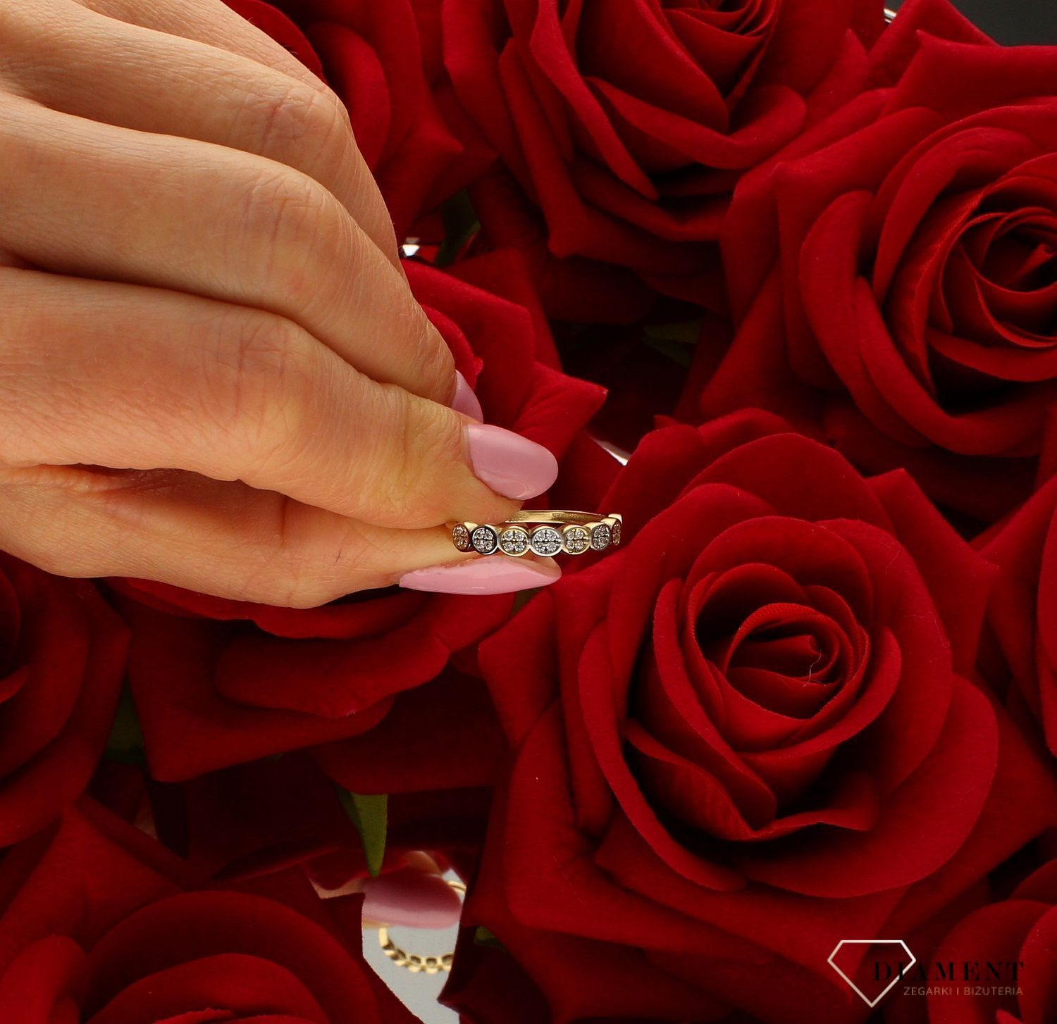 Złoty pierścionek damski obrączka z cyrkoniami 333 DIA-PRS-9149-333. Złoty pierścionek w nowoczesnej odsłonie świetnie się spraw.jpg