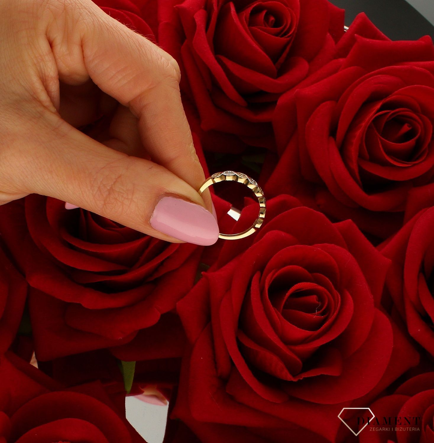 Złoty pierścionek damski obrączka z cyrkoniami 333 DIA-PRS-9149-333. Złoty pierścionek w nowoczesnej odsłonie świetnie się spraw.jpg