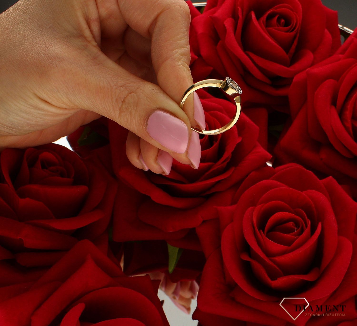 Złoty pierścionek 333 okrągłe oczko DIA-PRS-9151-333. Darmowa dostawa. Złote pierścionki na zaręczyny. Ponadczasowy wzór inspiro.jpg