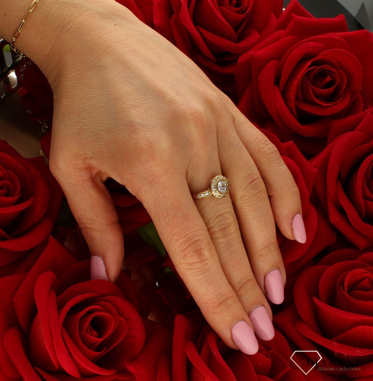 Złoty pierścionek damski Romantyczny błysk złoto 333 DIA-PRS-9152-333. Ponadczasowy wzór inspirowany ikonami sztuki jubilerskiej.jpg