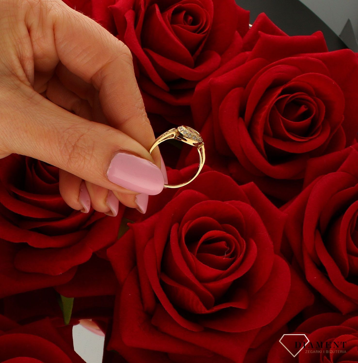 Złoty pierścionek damski Romantyczny błysk złoto 333 DIA-PRS-9152-333. Ponadczasowy wzór inspirowany ikonami sztuki jubilerskiej.jpg