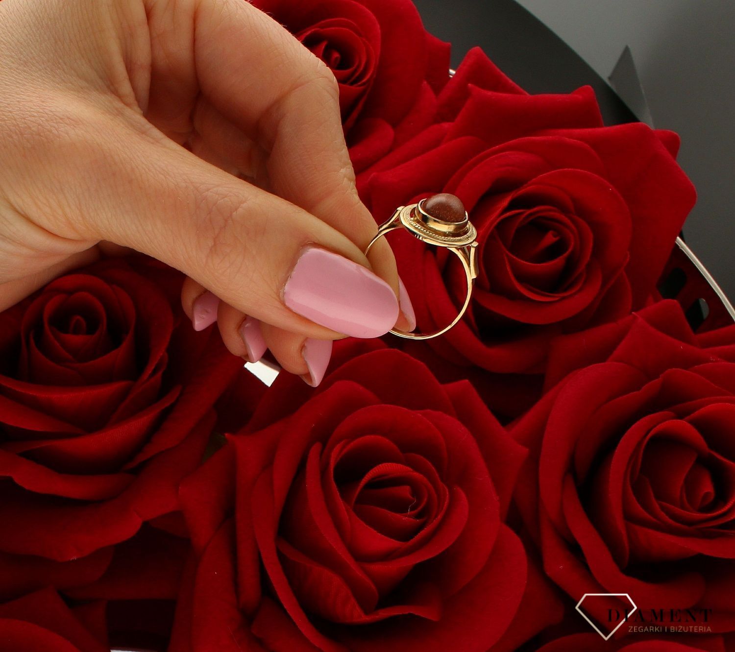 Pierścionek damski złoty 333 z piaskiem pustyni DIA-PRS-9153-333. Złoty pierścionek w klasycznej odsłonie świetnie się sprawdzi (4).jpg