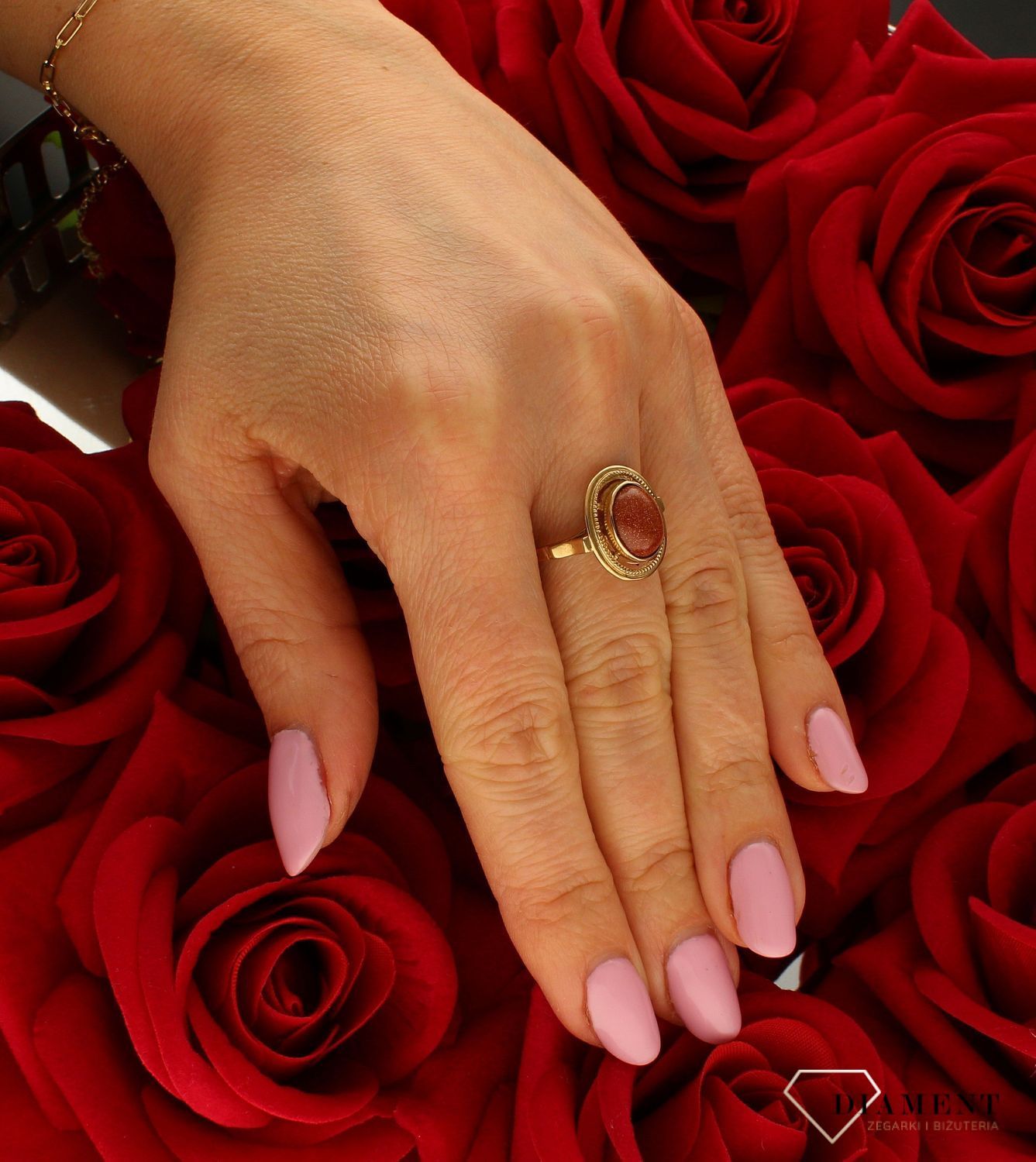 Pierścionek damski złoty 333 z piaskiem pustyni DIA-PRS-9153-333. Złoty pierścionek w klasycznej odsłonie świetnie się sprawdzi (4).jpg