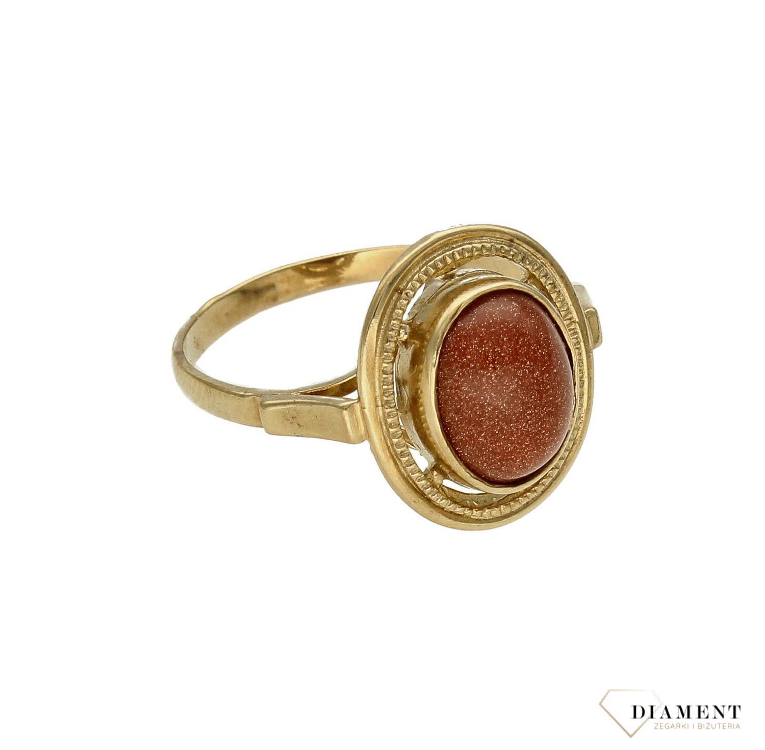 Pierścionek damski złoty 333 z piaskiem pustyni DIA-PRS-9153-333. Złoty pierścionek w klasycznej odsłonie świetnie się sprawdzi (4).jpg
