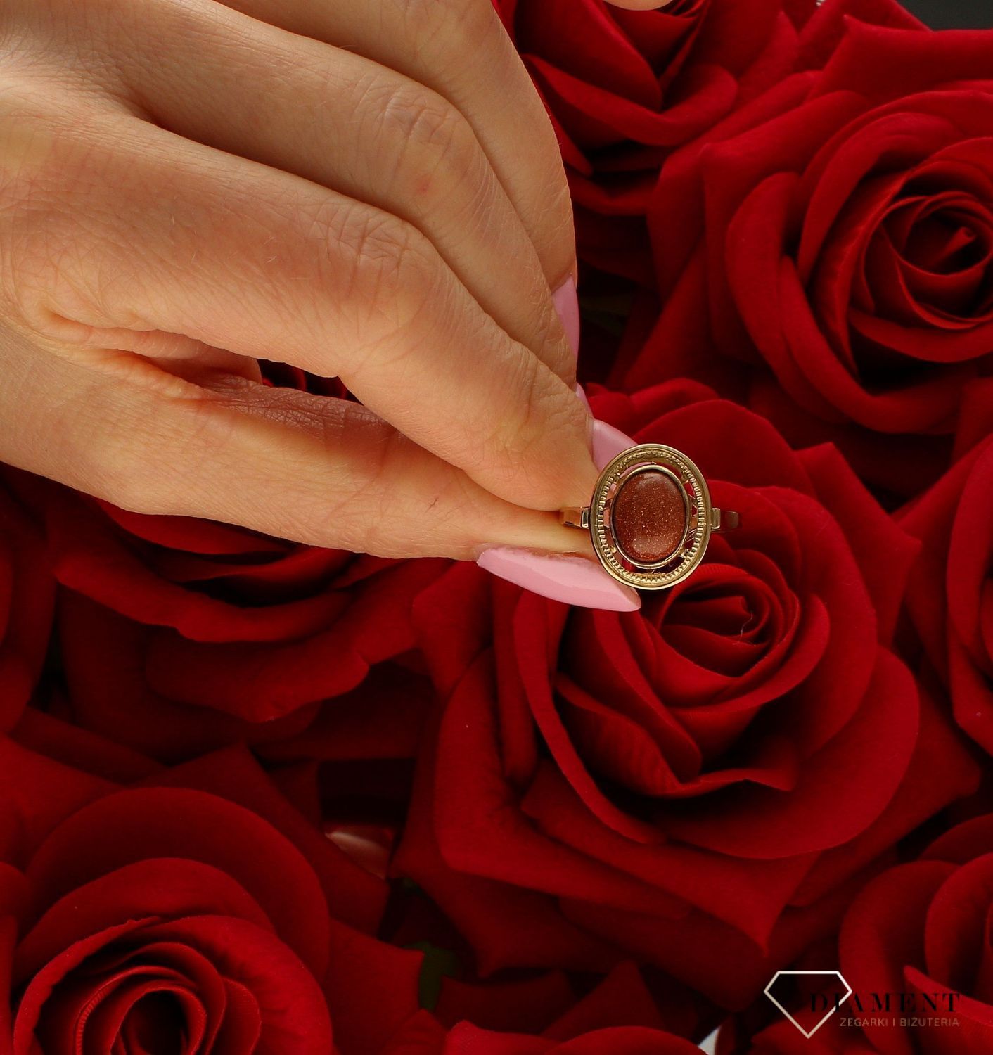 Pierścionek damski złoty 333 z piaskiem pustyni DIA-PRS-9153-333. Złoty pierścionek w klasycznej odsłonie świetnie się sprawdzi (4).jpg