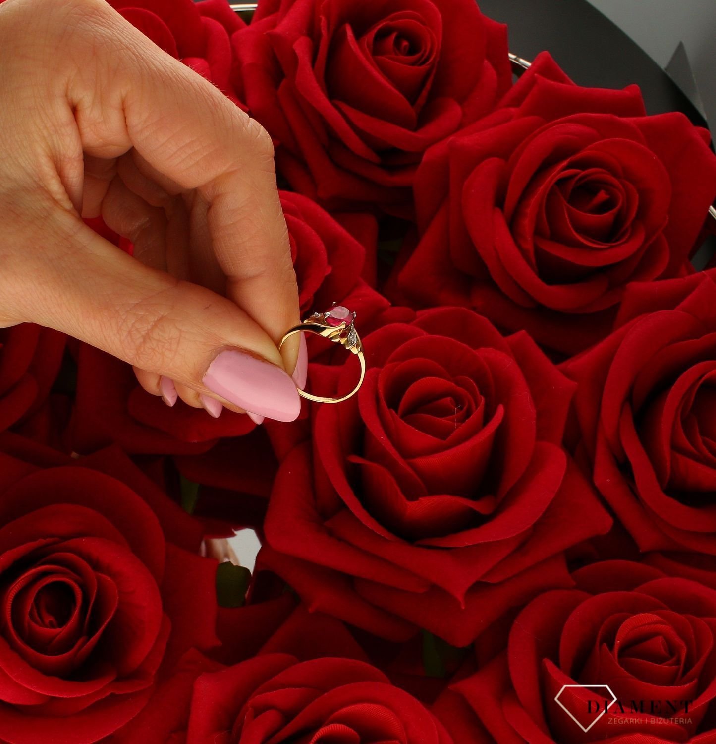 Złoty pierścionek damski 333 “Miłosny róż” DIA-PRS-9154-333.  Złoty pierścionek  świetnie się sprawdzi na prezent z okazji urodz (4).jpg
