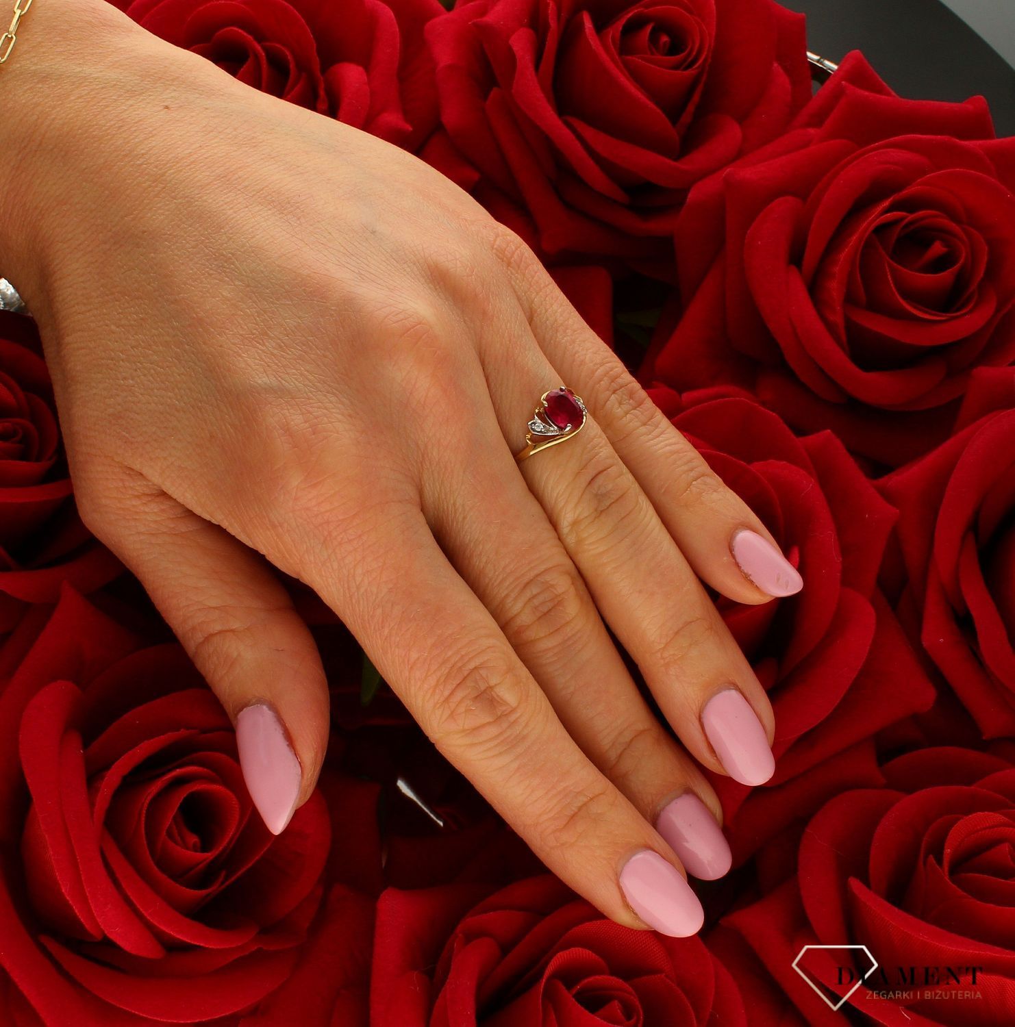 Złoty pierścionek damski 333 “Miłosny róż” DIA-PRS-9154-333.  Złoty pierścionek  świetnie się sprawdzi na prezent z okazji urodz (4).jpg