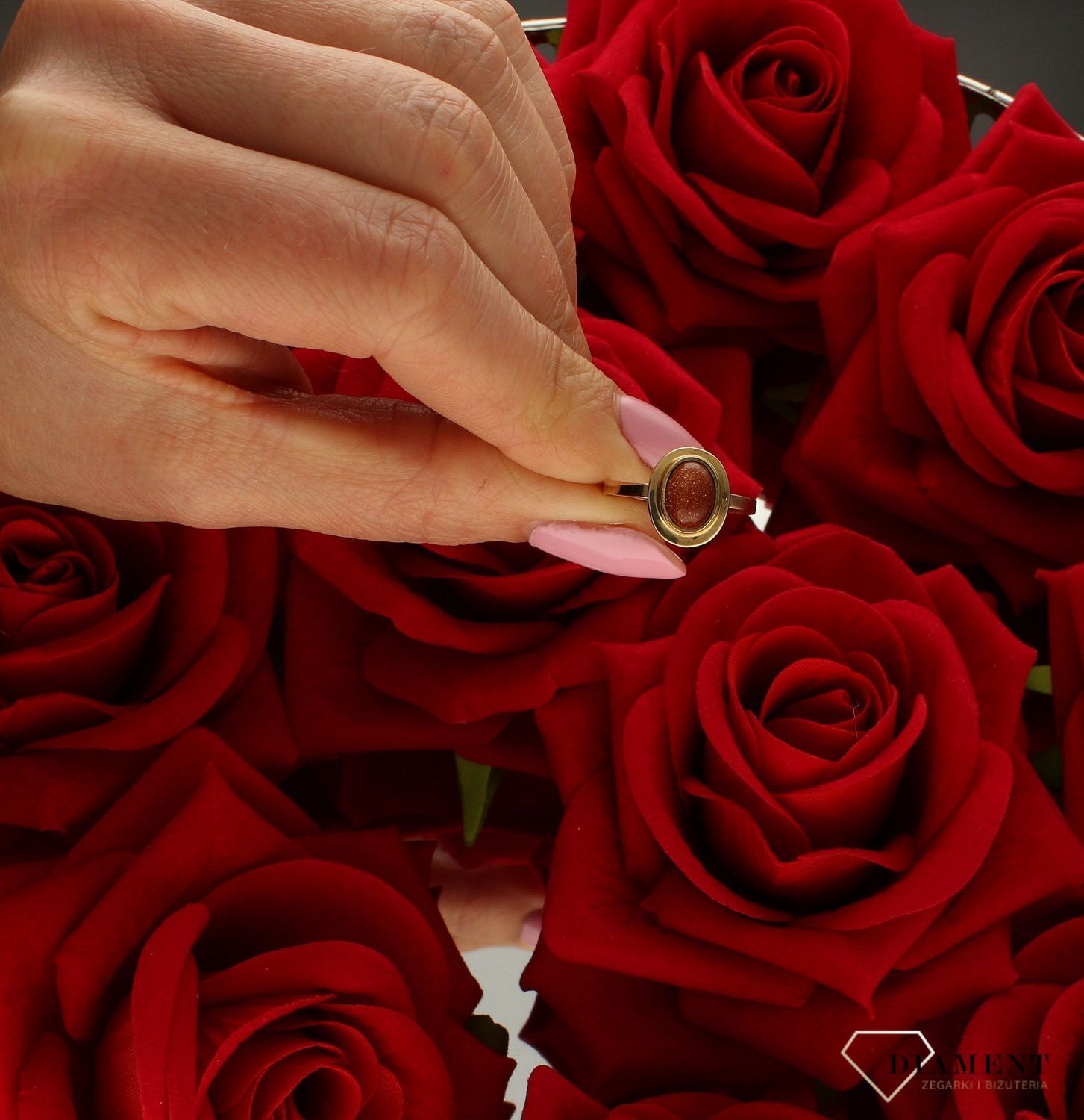 Złoty pierścionek damski z piaskiem pustyni 333 DIA-PRS-9155-333. Pierścionek złoty z kamieniem naturalnym. Złoty pierścionek w klasycznej odsłonie świetnie się sprawdzi na prezent z okazji urodzin, imienin.jpg