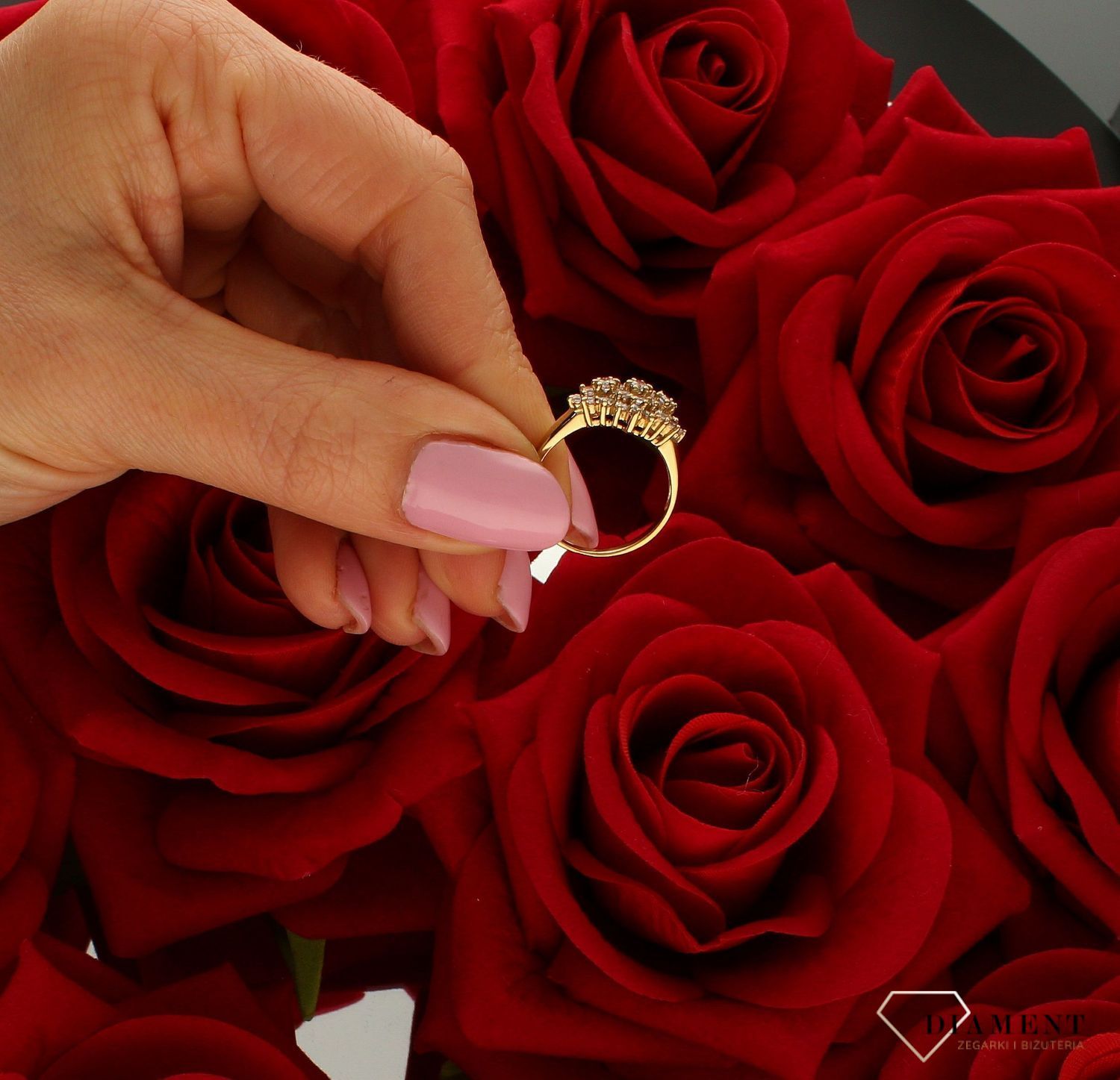 Złoty pierścionek damski 333 z wieloma cyrkoniami DIA-PRS-9156-333. Świetnie się sprawdzi na prezent z okazji urodzin, imienin c (4).jpg