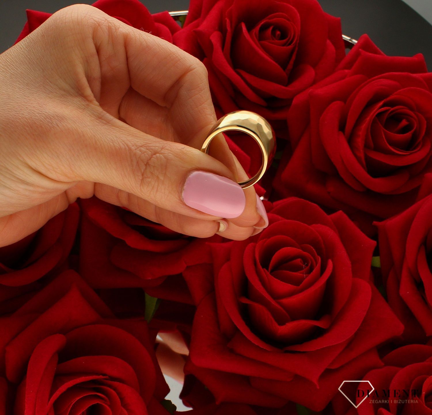 Złoty szeroki pierścionek 333 Grawerowany wzór DIA-PRS-9157-333. złoty pierścionek w nietypowej odsłonie świetnie się sprawdzi n (4).jpg