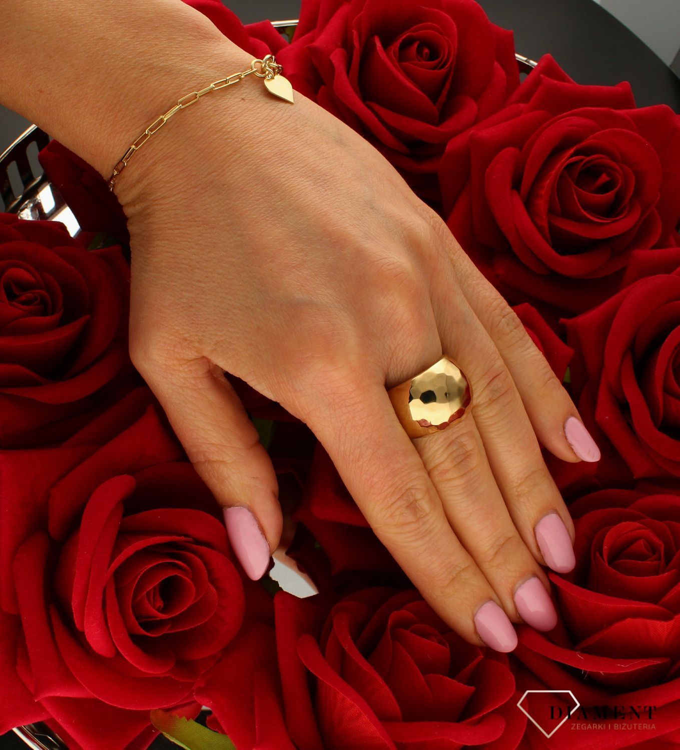 Złoty szeroki pierścionek 333 Grawerowany wzór DIA-PRS-9157-333. złoty pierścionek w nietypowej odsłonie świetnie się sprawdzi n (4).jpg