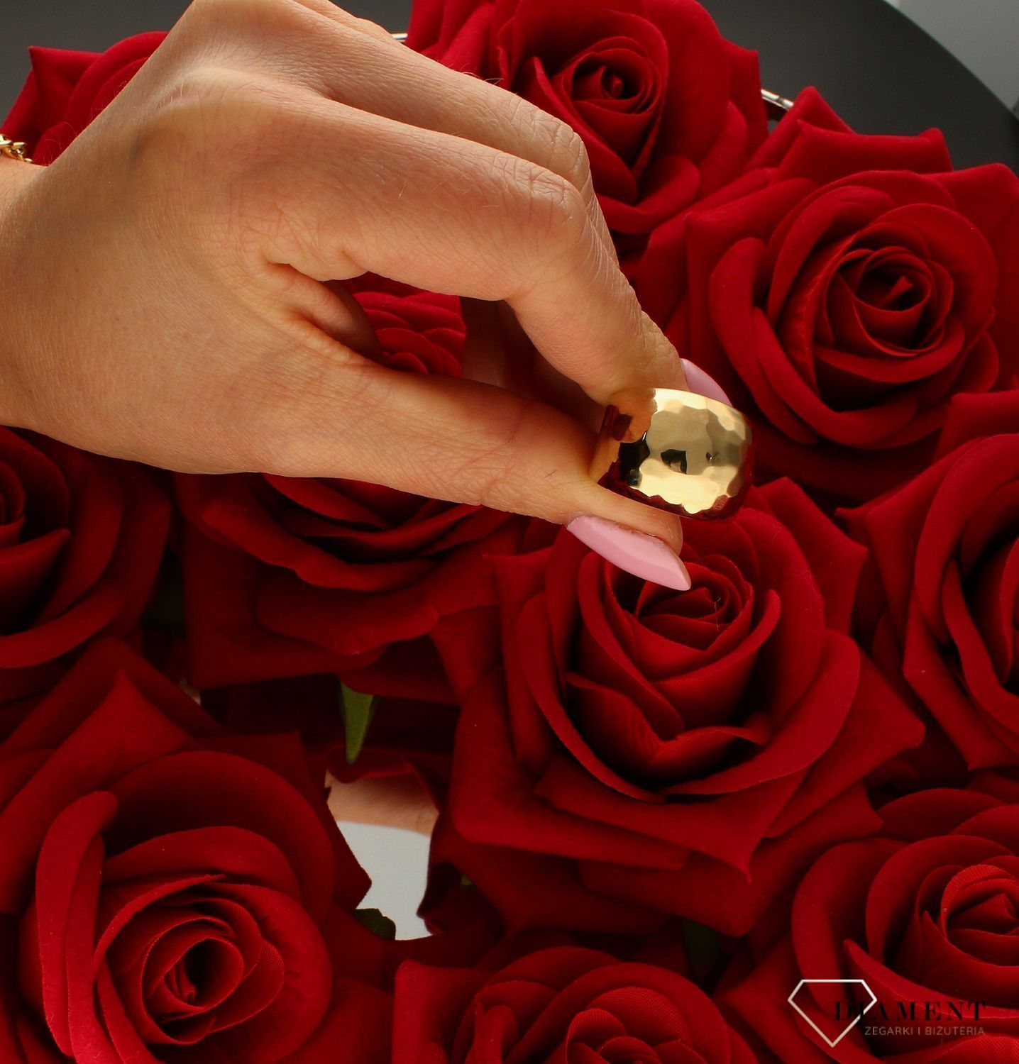 Złoty szeroki pierścionek 333 Grawerowany wzór DIA-PRS-9157-333. złoty pierścionek w nietypowej odsłonie świetnie się sprawdzi n (4).jpg