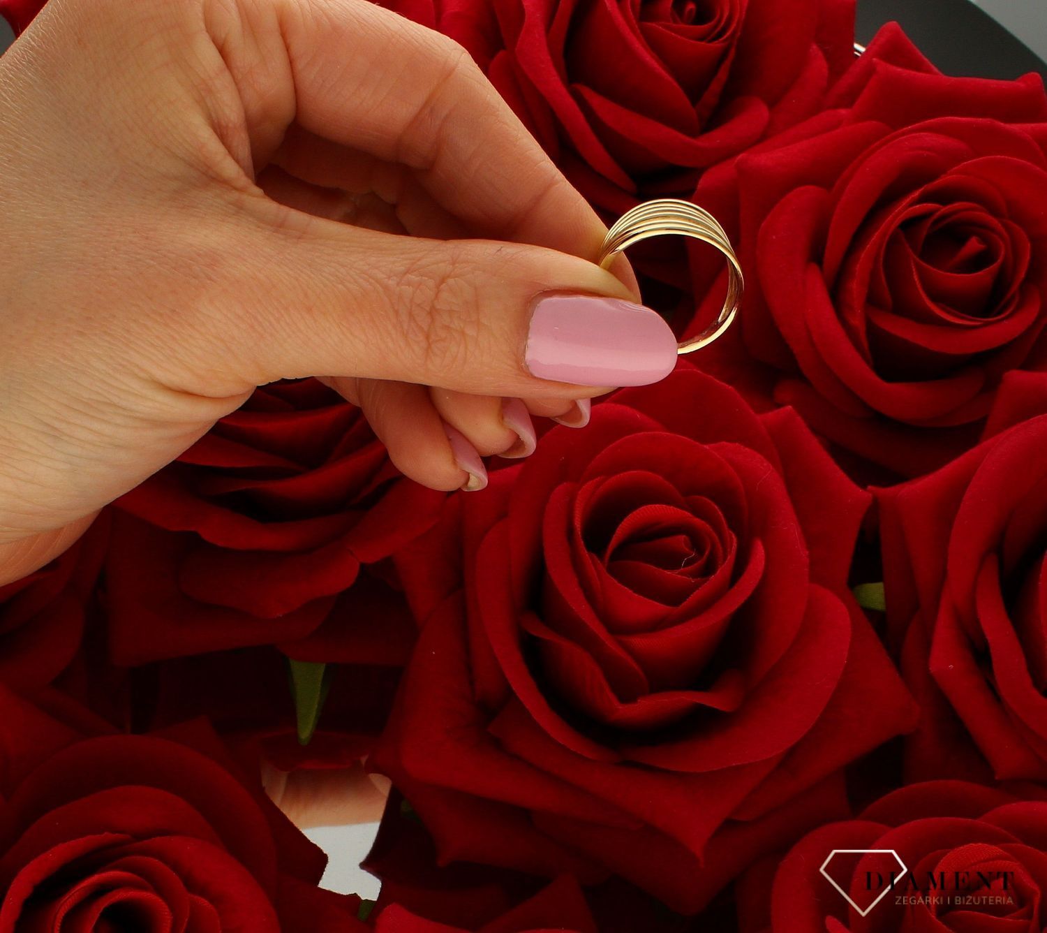 Pierścionek szeroki złoty damski 333 DIA-PRS-9158-333. Taki prezent podkreśli piękno wyjątkowych momentów zaręczyn, rocznic, ju (4).jpg