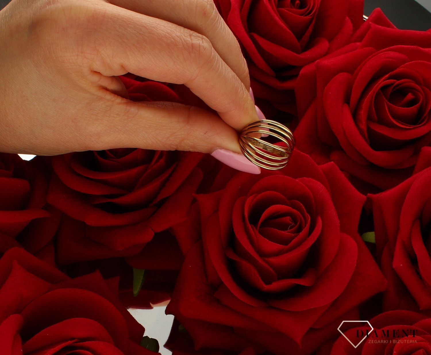 Pierścionek szeroki złoty damski 333 DIA-PRS-9158-333. Taki prezent podkreśli piękno wyjątkowych momentów zaręczyn, rocznic, ju (4).jpg