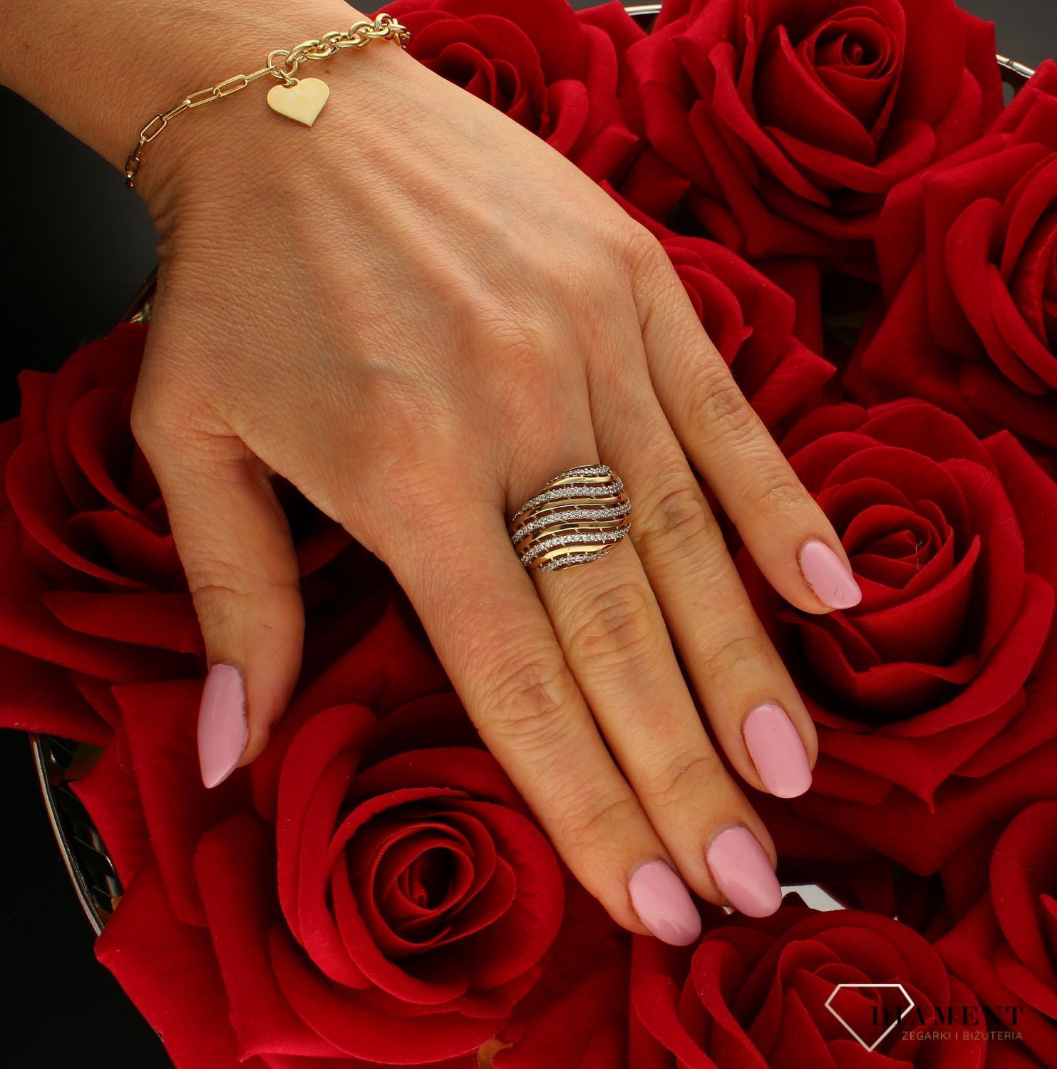 Szeroki złoty pierścionek 333 Fale cyrkonii DIA-PRS-9159-333. Duży złoty pierścionek. Darmowa dostawa. Złoty pierścionek w nowoc.jpg