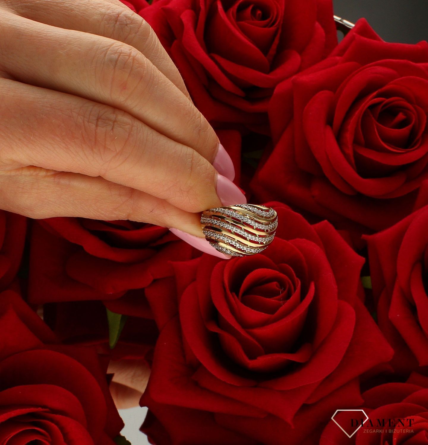 Szeroki złoty pierścionek 333 Fale cyrkonii DIA-PRS-9159-333. Duży złoty pierścionek. Darmowa dostawa. Złoty pierścionek w nowoc.jpg