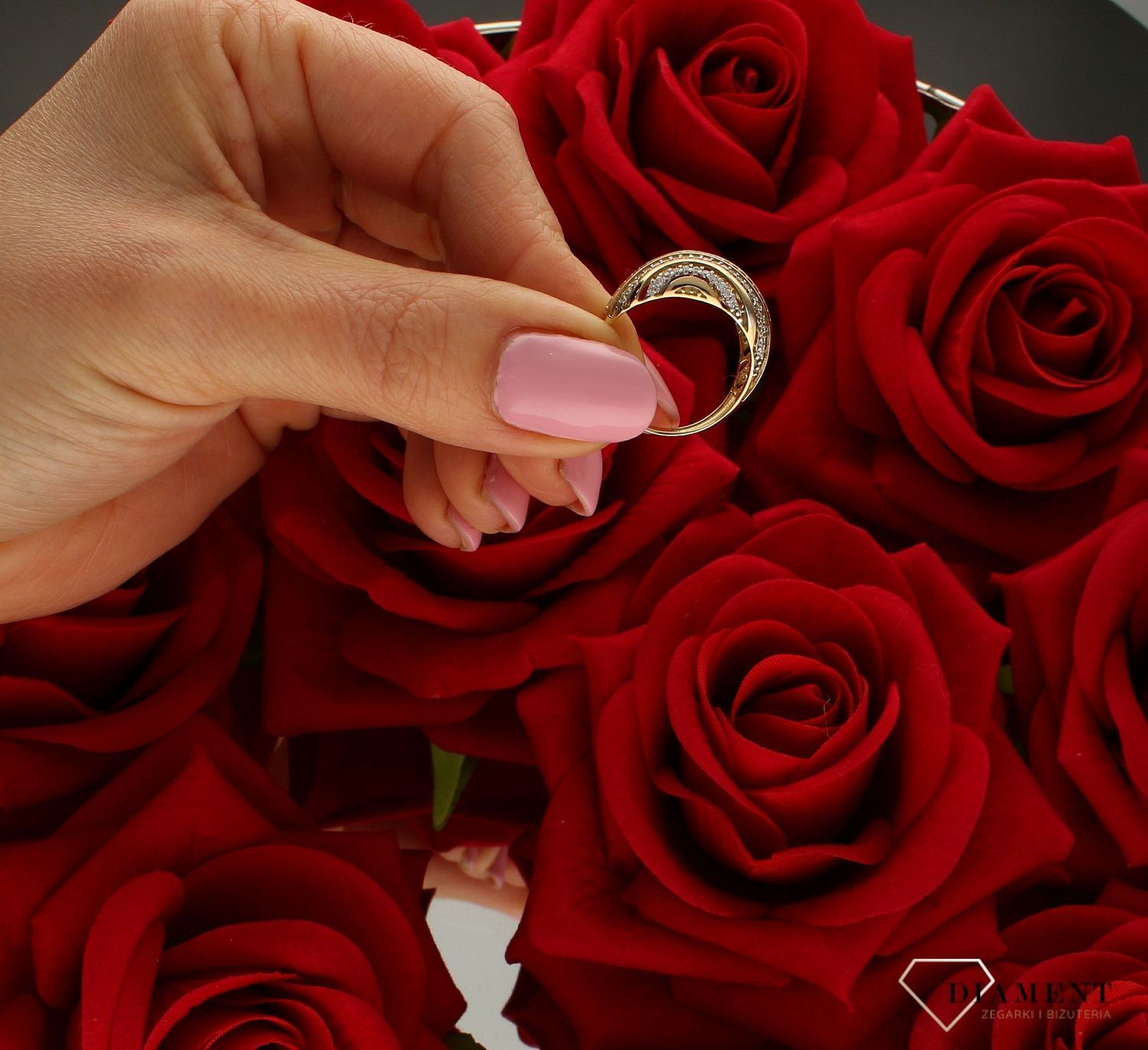 Szeroki złoty pierścionek 333 Fale cyrkonii DIA-PRS-9159-333. Duży złoty pierścionek. Darmowa dostawa. Złoty pierścionek w nowoc.jpg