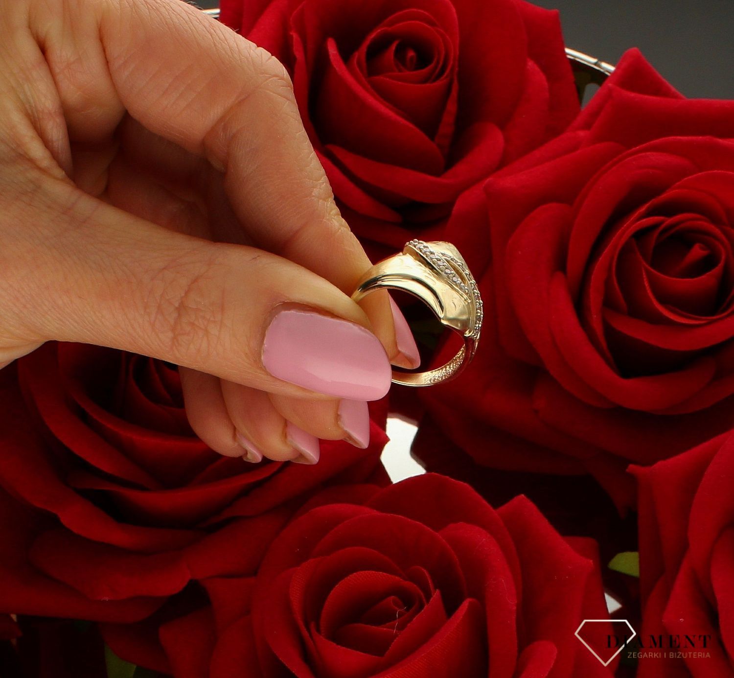 Złoty pierścionek 333 szeroki z pasmem cyrkonii DIA-PRS-9160-333. Złoty pierścionek szeroki ozdobiony pasmem cyrkonii. Piękny pierścionek wykonany z wysokiej jakości złota próby 333. Ponadczasowy wzór inspirowany ikonami szt (4).jpg