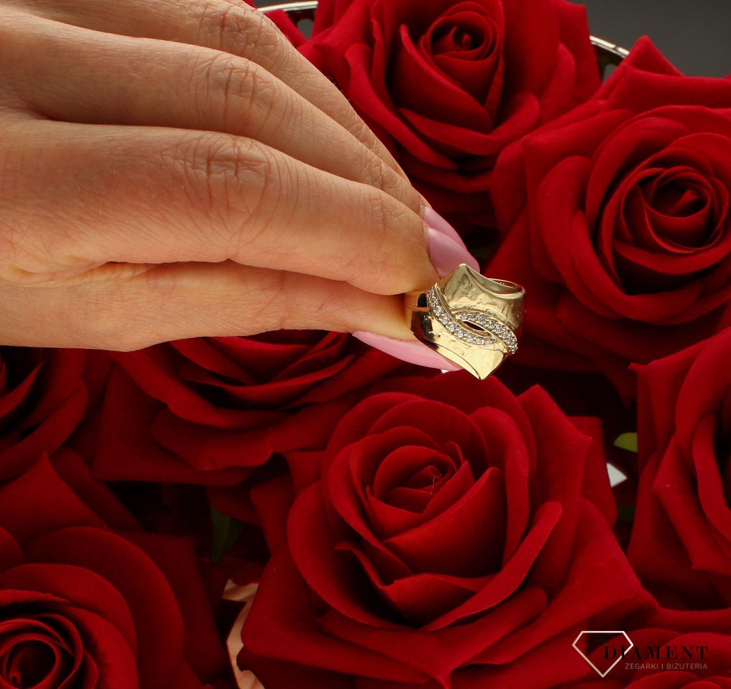 Złoty pierścionek 333 szeroki z pasmem cyrkonii DIA-PRS-9160-333. Złoty pierścionek szeroki ozdobiony pasmem cyrkonii. Piękny pierścionek wykonany z wysokiej jakości złota próby 333. Ponadczasowy wzór inspirowany ikonami szt (4).jpg