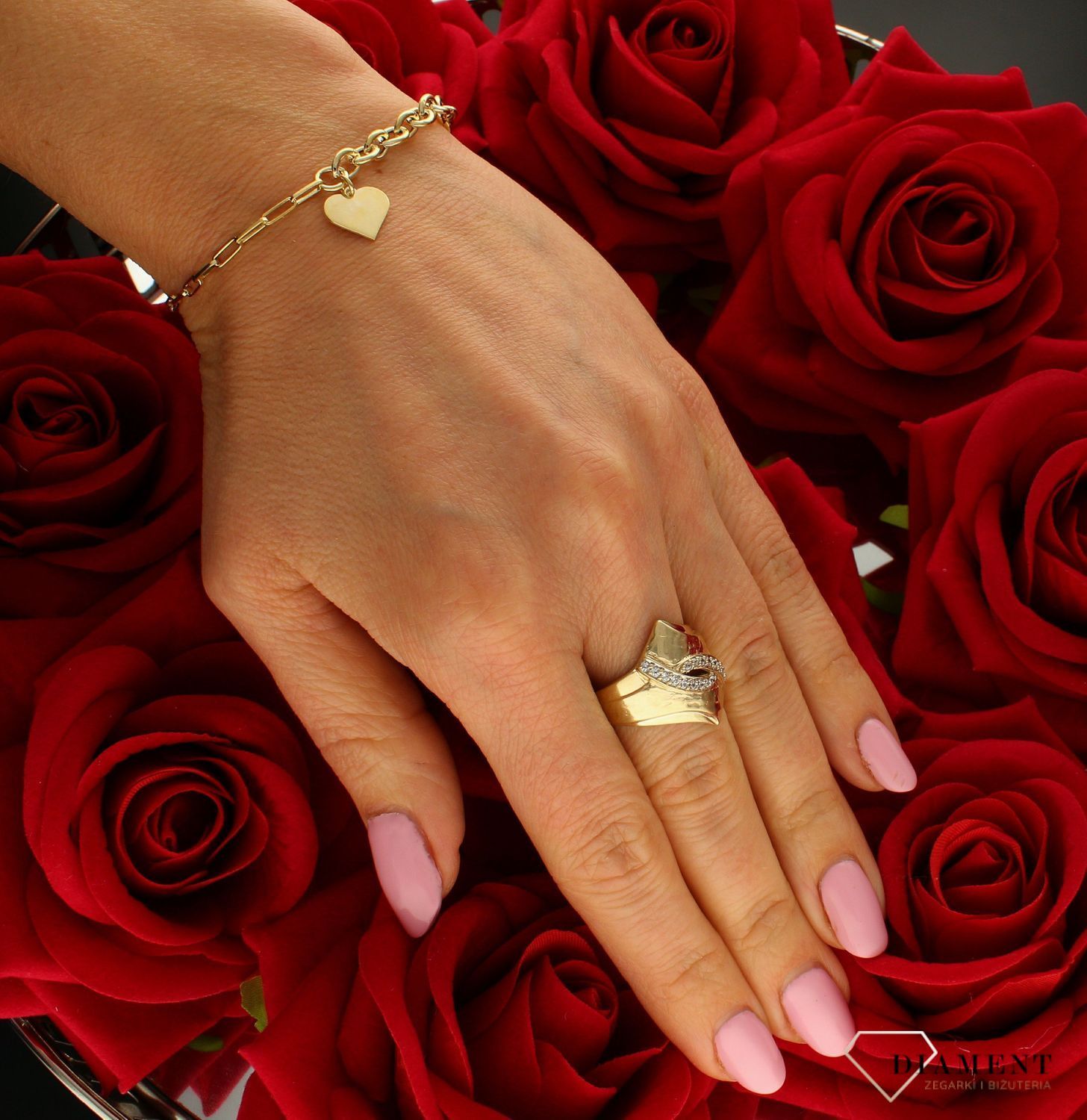 Złoty pierścionek 333 szeroki z pasmem cyrkonii DIA-PRS-9160-333. Złoty pierścionek szeroki ozdobiony pasmem cyrkonii. Piękny pierścionek wykonany z wysokiej jakości złota próby 333. Ponadczasowy wzór inspirowany ikonami szt (4).jpg