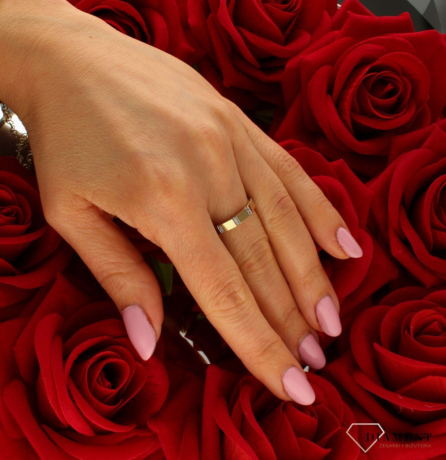 Złoty pierścionek damski 333 obrączka z cyrkoniami DIA-PRS-9161-333. Złoty pierścionek  świetnie się sprawdzi na prezent z okazj (3).jpg