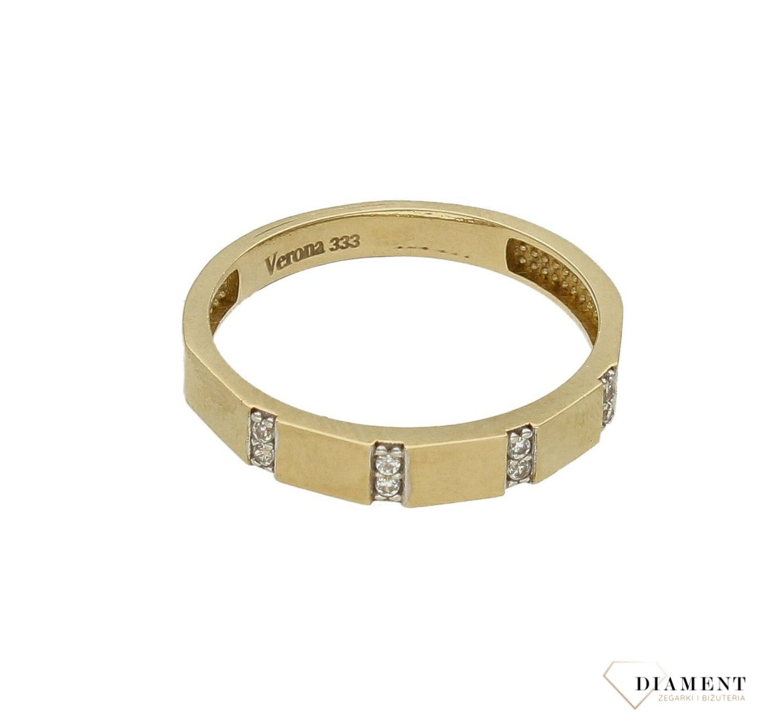 Złoty pierścionek damski 333 obrączka z cyrkoniami DIA-PRS-9161-333. Złoty pierścionek  świetnie się sprawdzi na prezent z okazj (3).jpg