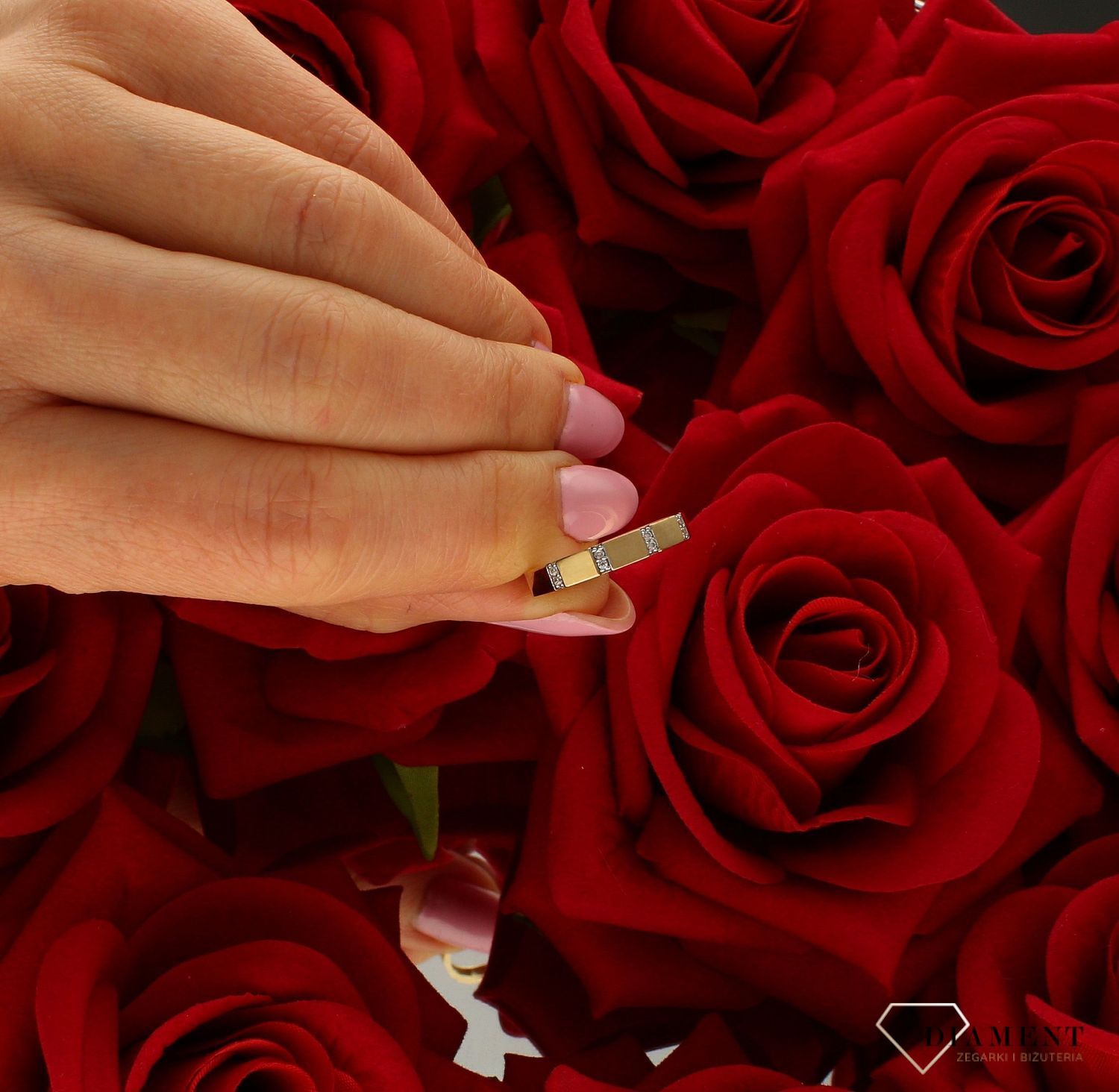 Złoty pierścionek damski 333 obrączka z cyrkoniami DIA-PRS-9161-333. Złoty pierścionek  świetnie się sprawdzi na prezent z okazj (3).jpg