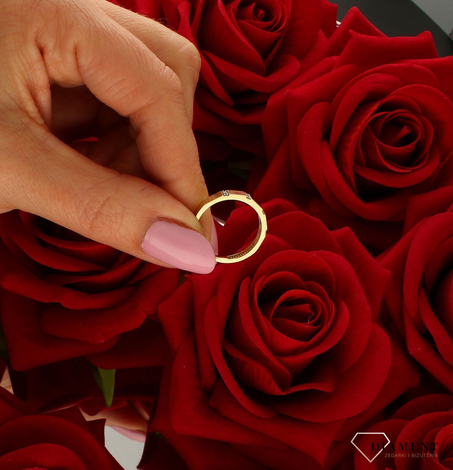 Złoty pierścionek damski 333 obrączka z cyrkoniami DIA-PRS-9161-333. Złoty pierścionek  świetnie się sprawdzi na prezent z okazj (3).jpg