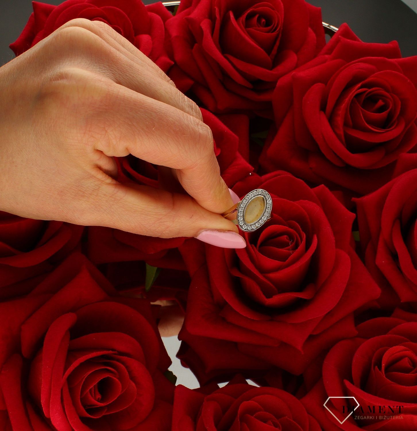 Złoty pierścionek damski 333 owalne oczko “Złote lustro” DIA-PRS-9162-333.  Złoty pierścionek nowoczesnej odsłonie świetnie się.jpg