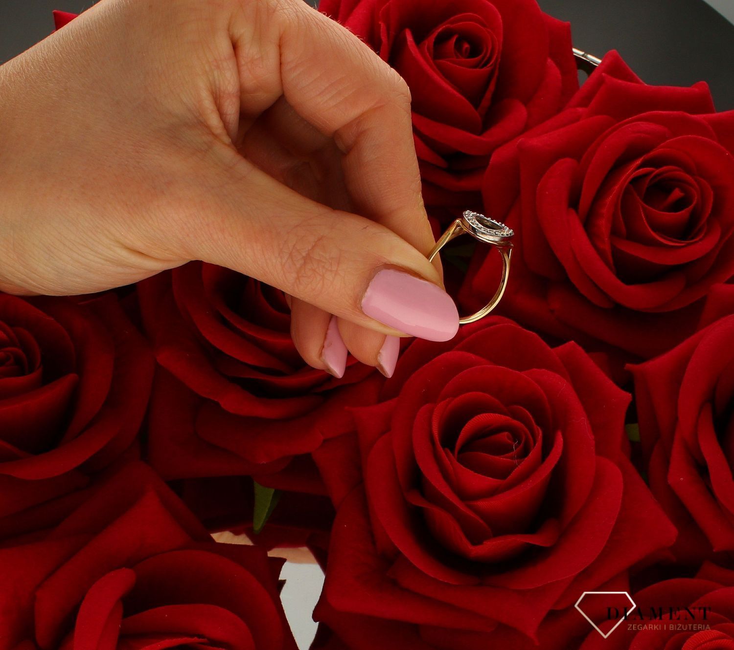 Złoty pierścionek damski 333 owalne oczko “Złote lustro” DIA-PRS-9162-333.  Złoty pierścionek nowoczesnej odsłonie świetnie się.jpg