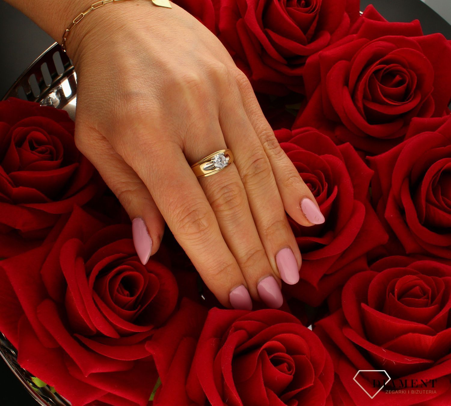 Złoty pierścionek damski szeroka obrączka z cyrkonią 333 DIA-PRS-9166-333. . Złoty pierścionek  świetnie się sprawdzi na prezent.jpg