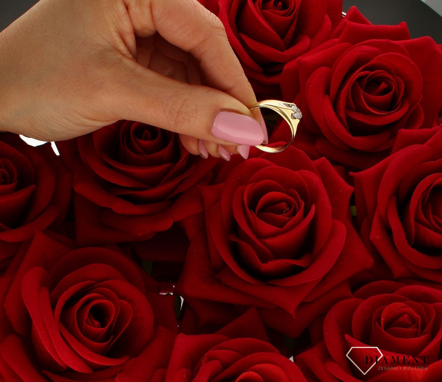 Złoty pierścionek damski szeroka obrączka z cyrkonią 333 DIA-PRS-9166-333. . Złoty pierścionek  świetnie się sprawdzi na prezent.jpg