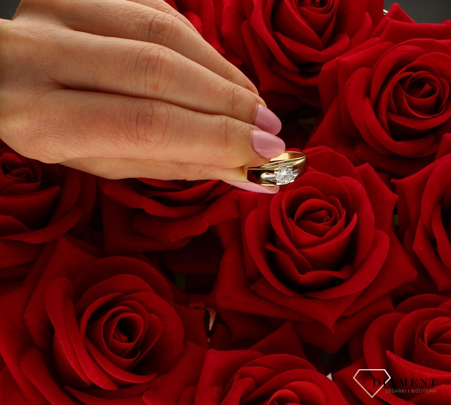 Złoty pierścionek damski szeroka obrączka z cyrkonią 333 DIA-PRS-9166-333. . Złoty pierścionek  świetnie się sprawdzi na prezent.jpg