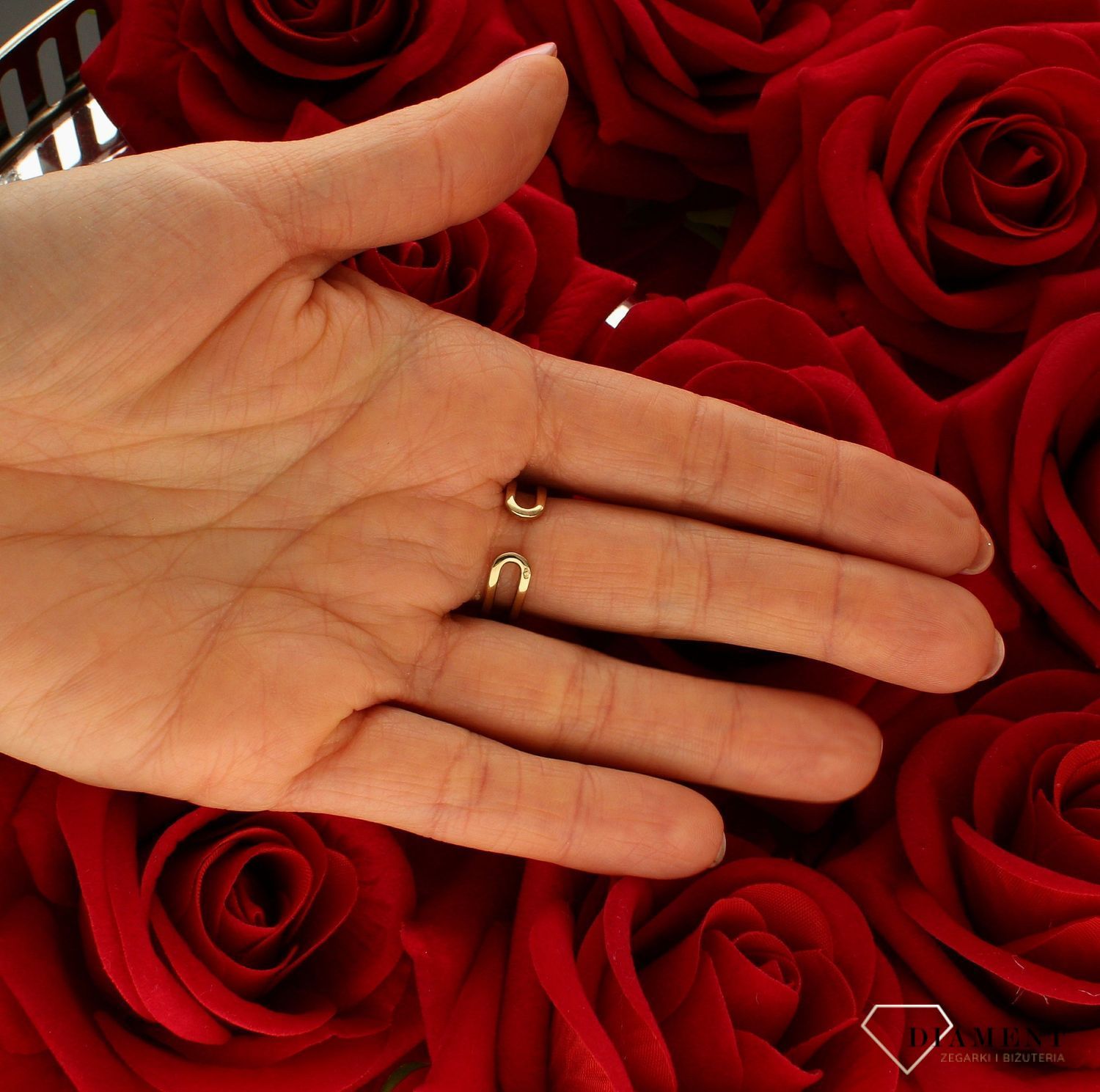 Pierścionek złoty damski podwójny z kwiatkiem 333 DIA-PRS-9167-333. Prezent podkreśli piękno wyjątkowych momentów zaręczyn, rocz (4).jpg