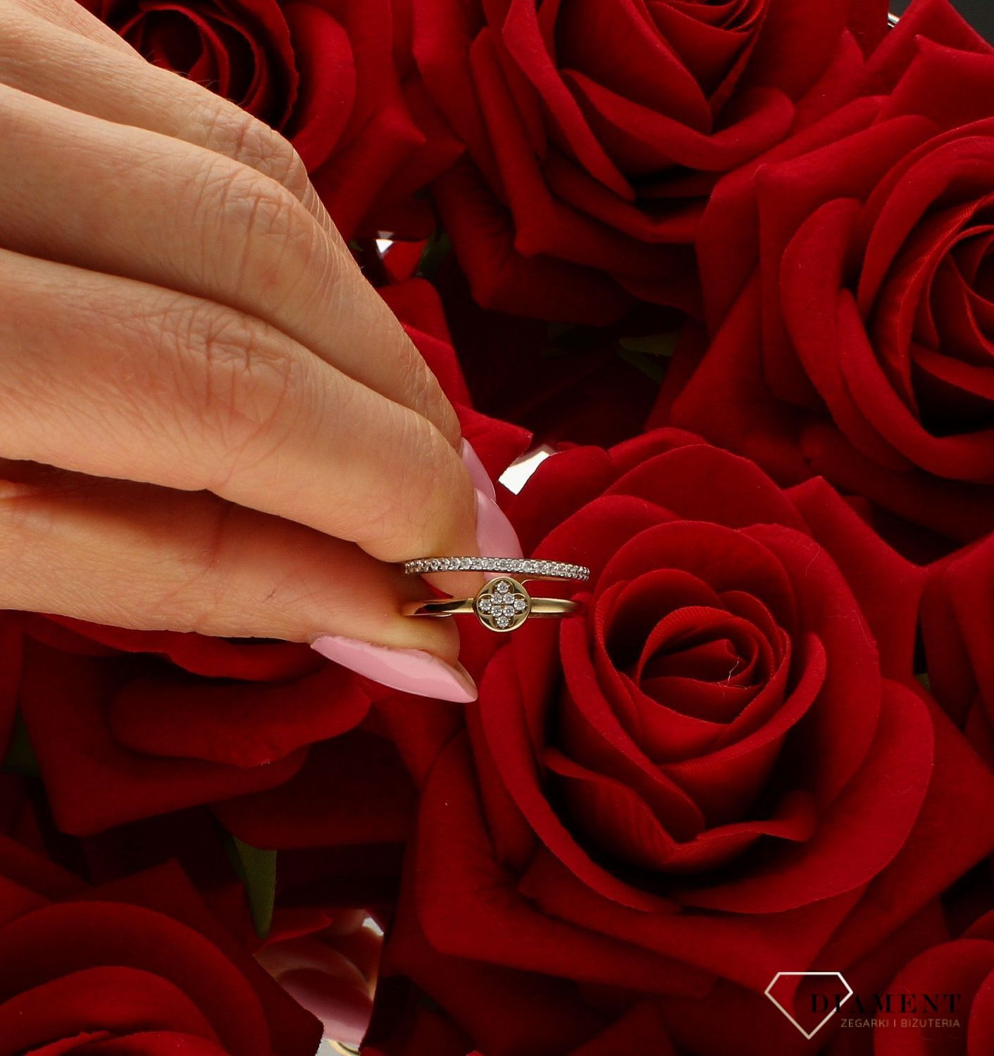 Pierścionek złoty damski podwójny z kwiatkiem 333 DIA-PRS-9167-333. Prezent podkreśli piękno wyjątkowych momentów zaręczyn, rocz (4).jpg