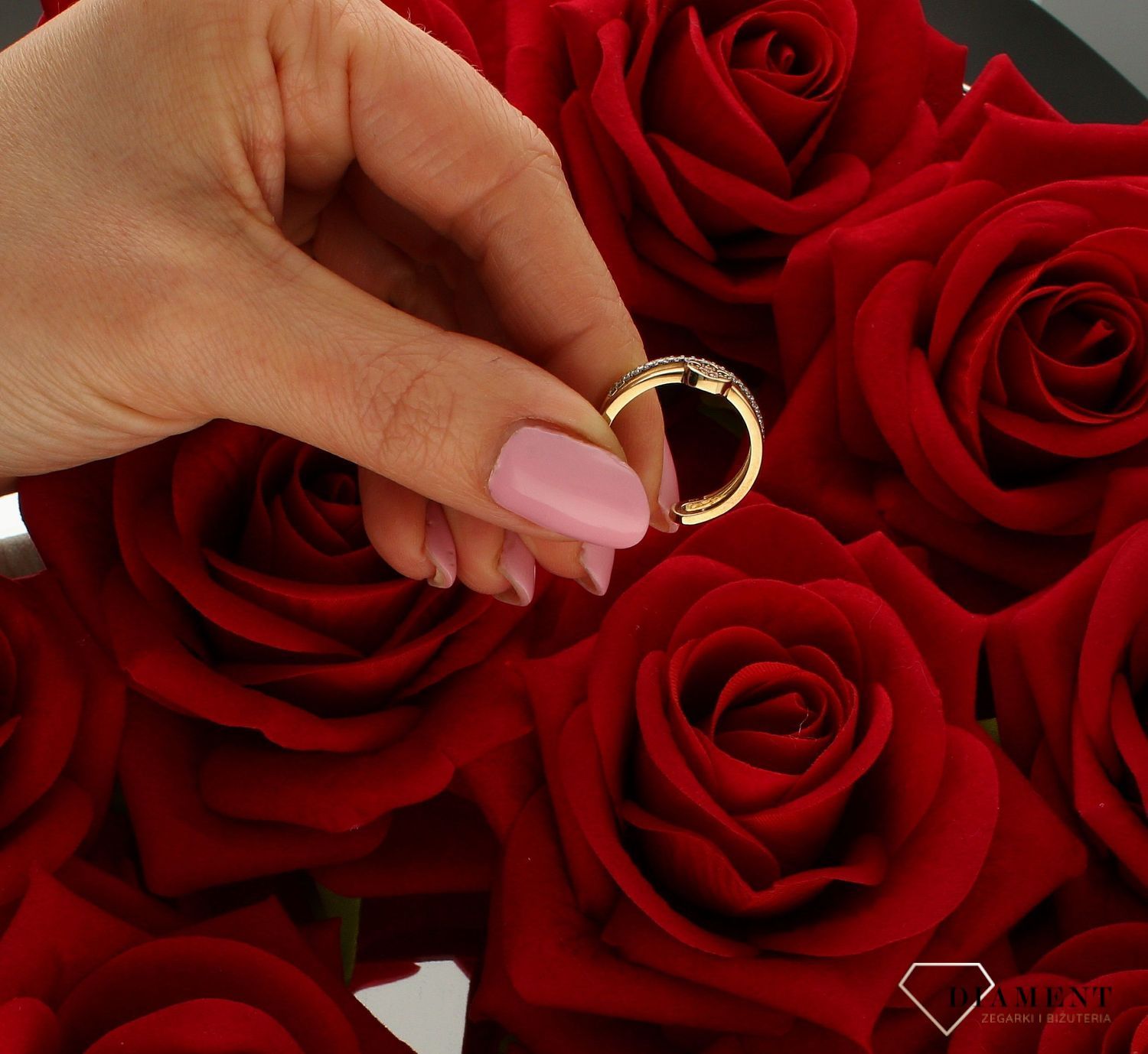 Pierścionek złoty damski podwójny z kwiatkiem 333 DIA-PRS-9167-333. Prezent podkreśli piękno wyjątkowych momentów zaręczyn, rocz (4).jpg