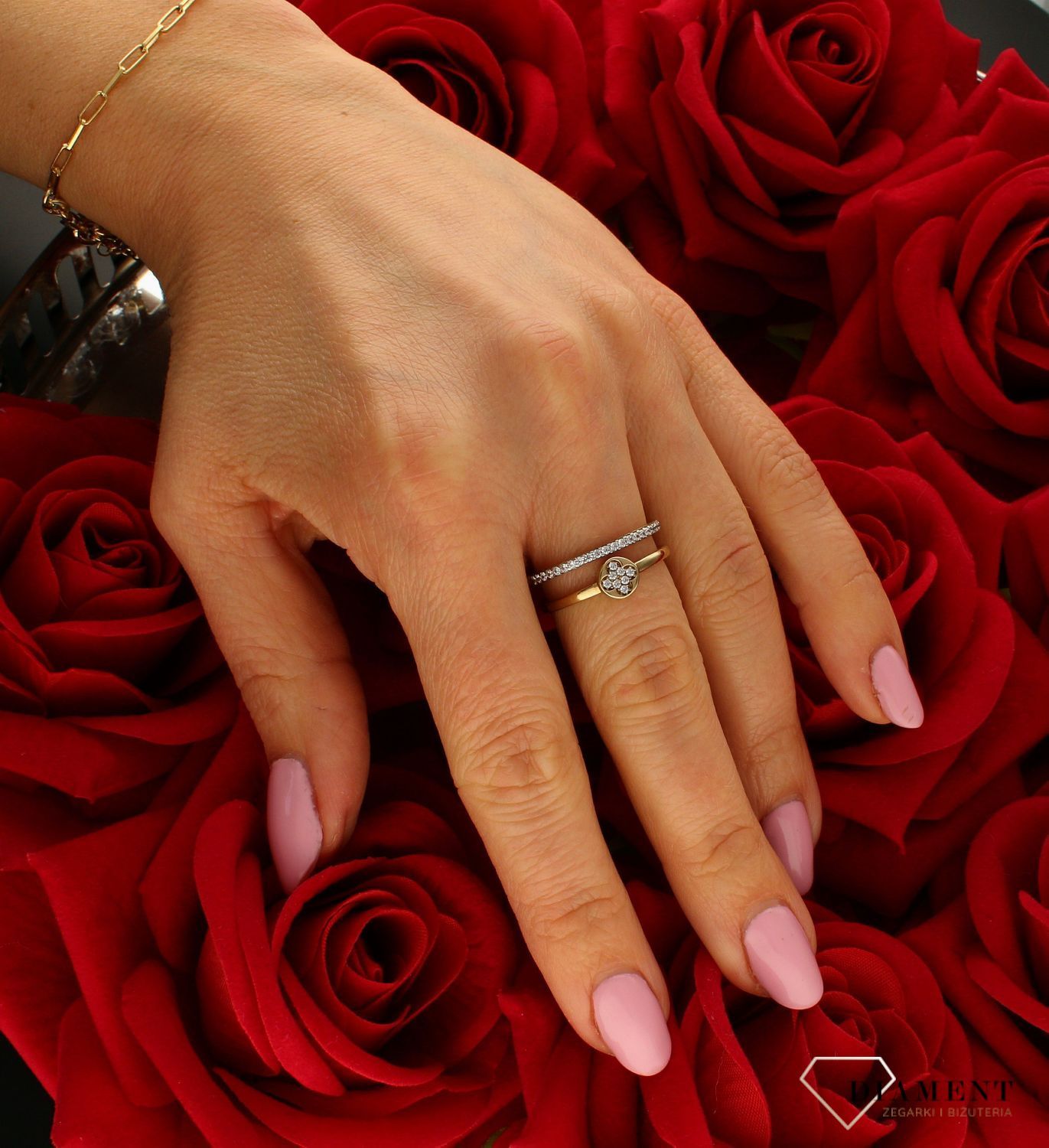 Pierścionek złoty damski podwójny z kwiatkiem 333 DIA-PRS-9167-333. Prezent podkreśli piękno wyjątkowych momentów zaręczyn, rocz (4).jpg