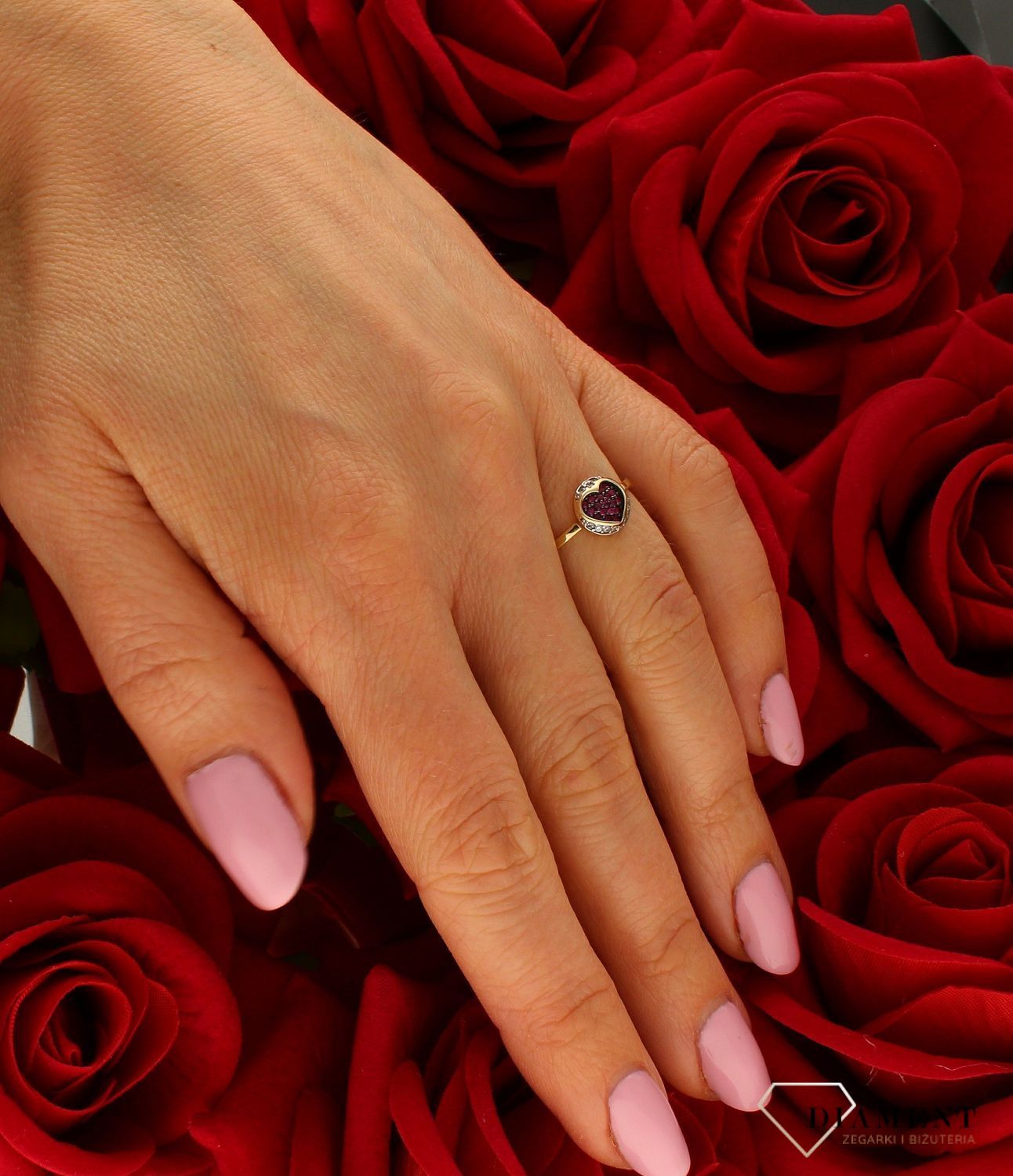 Złoty pierścionek damski 333 “Czerwone serce” DIA-PRS-9168-333.  Podaruj bliskiej osobie pierścionek z przepięknym symbolem mił (3).jpg