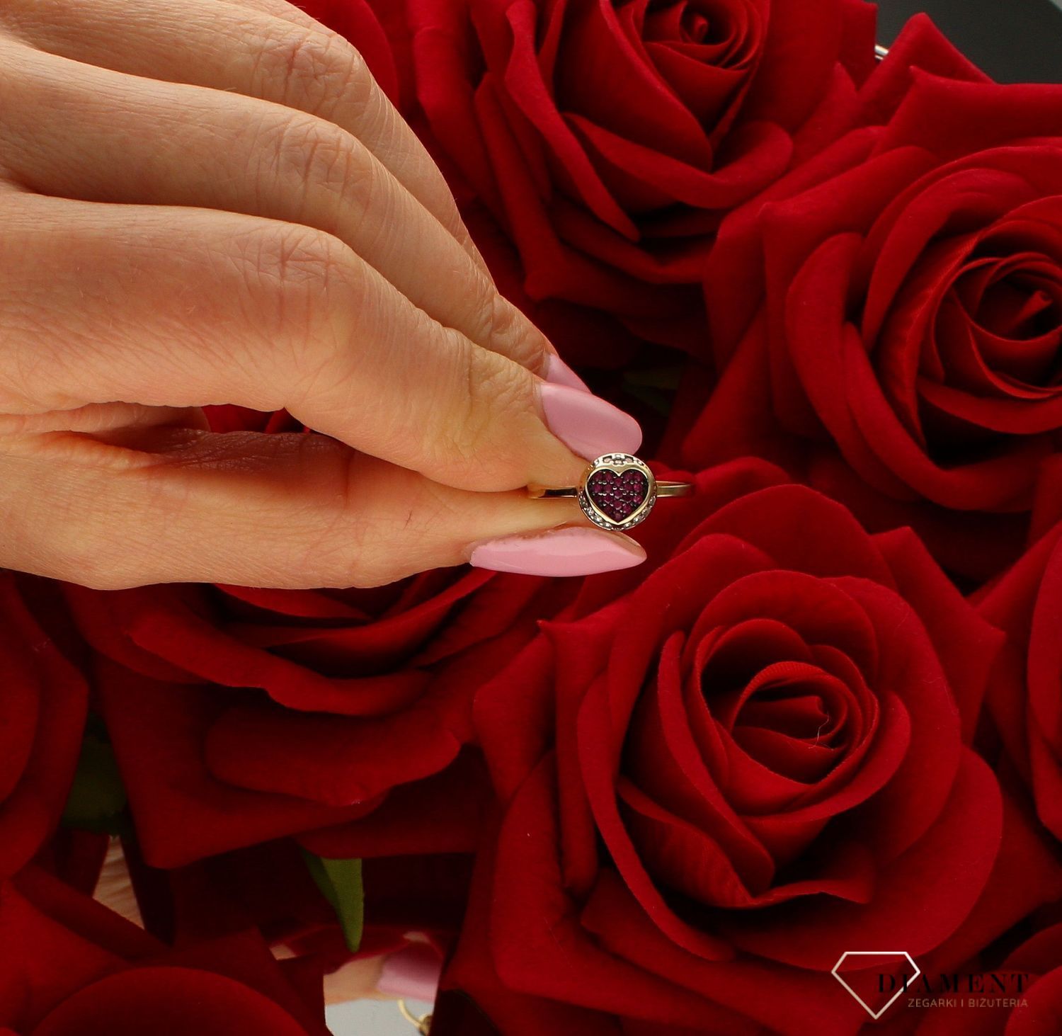 Złoty pierścionek damski 333 “Czerwone serce” DIA-PRS-9168-333.  Podaruj bliskiej osobie pierścionek z przepięknym symbolem mił (3).jpg