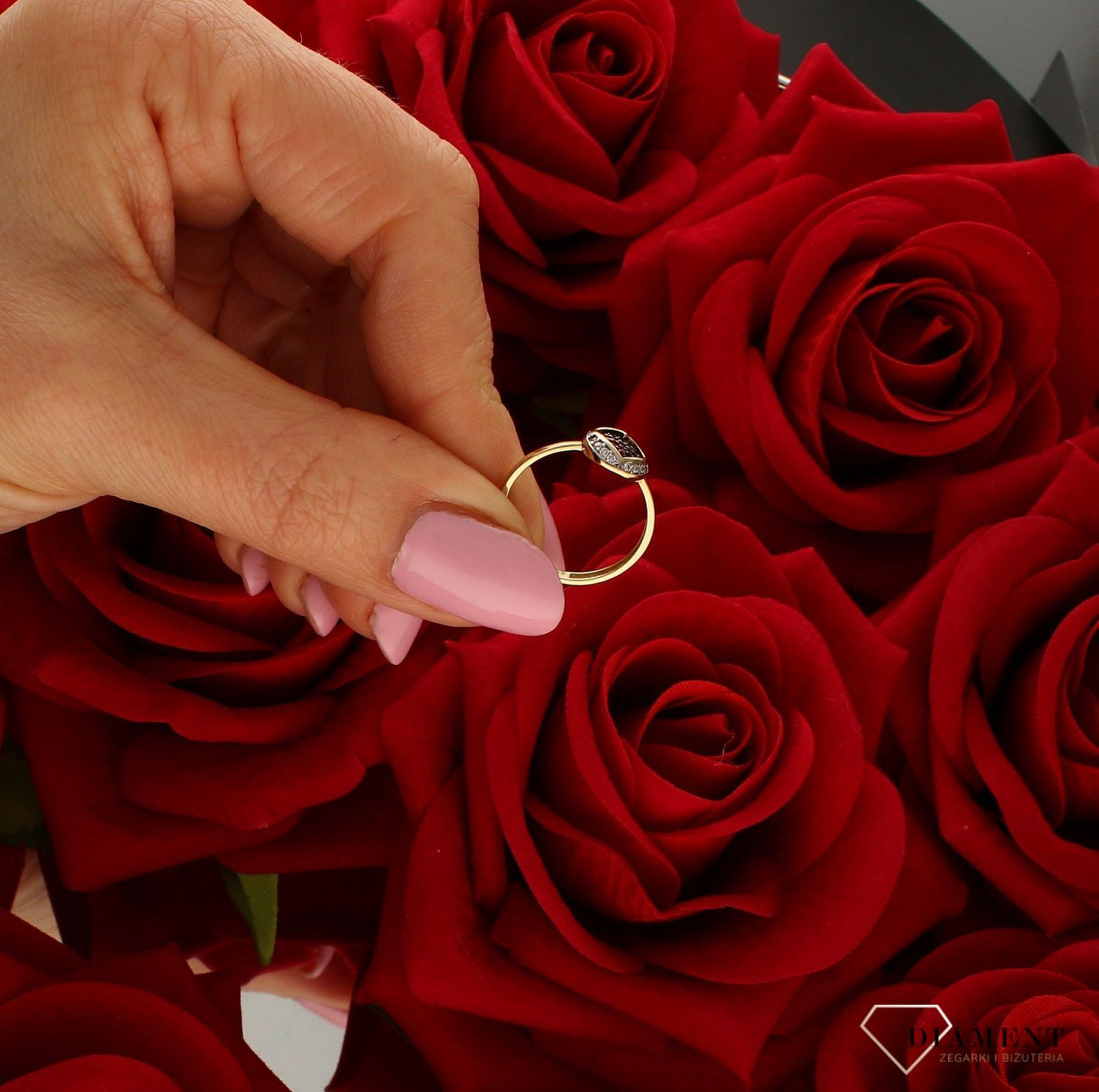 Złoty pierścionek damski 333 “Czerwone serce” DIA-PRS-9168-333.  Podaruj bliskiej osobie pierścionek z przepięknym symbolem mił (3).jpg