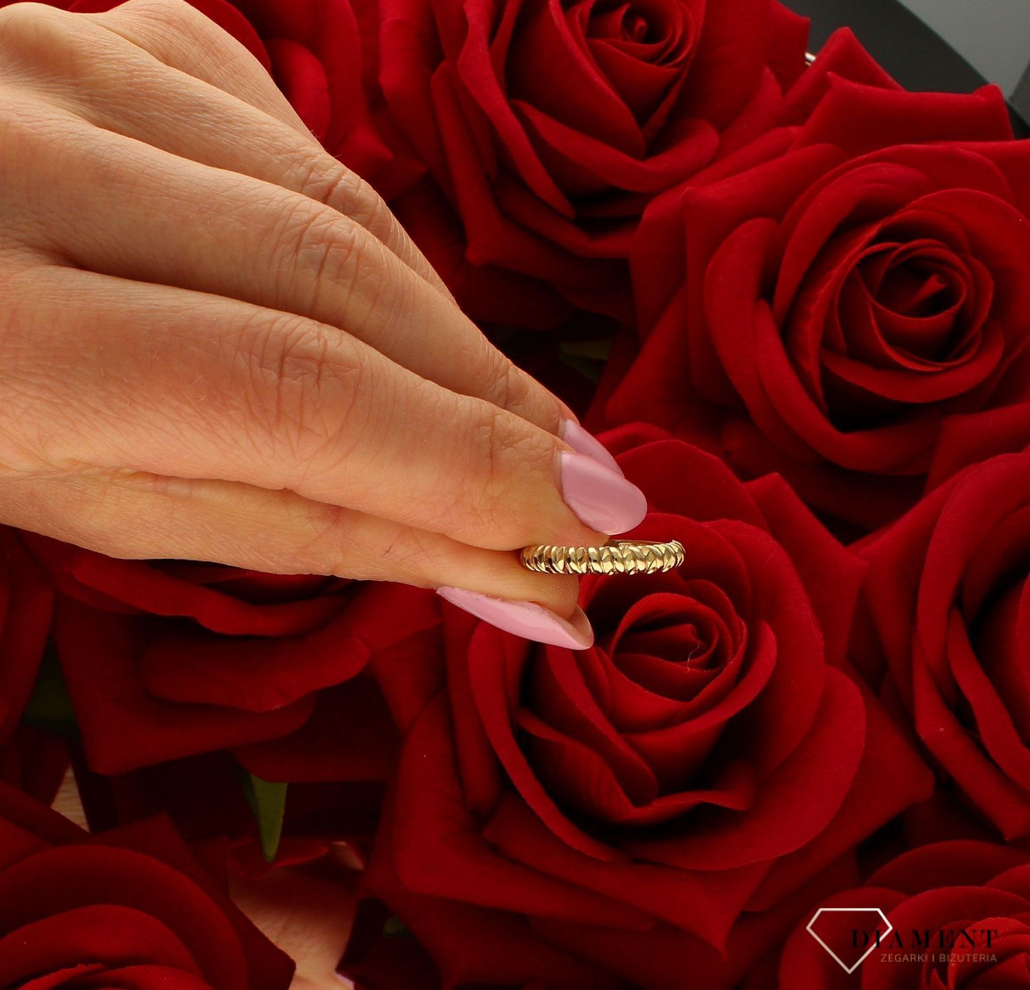 Pierścionek złoty damski z ozdobnym grawerowaniem 333 DIA-PRS-9169-333. Ponadczasowy wzór inspirowany ikonami sztuki jubilerskie (4).jpg