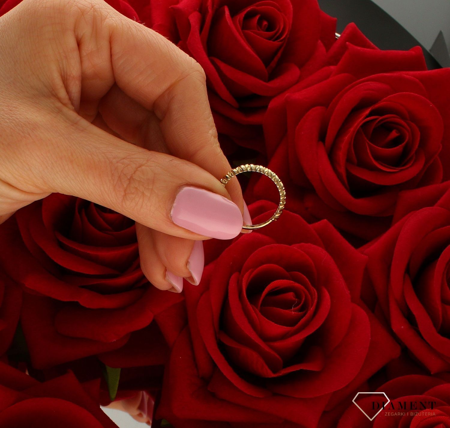 Pierścionek złoty damski z ozdobnym grawerowaniem 333 DIA-PRS-9169-333. Ponadczasowy wzór inspirowany ikonami sztuki jubilerskie (4).jpg