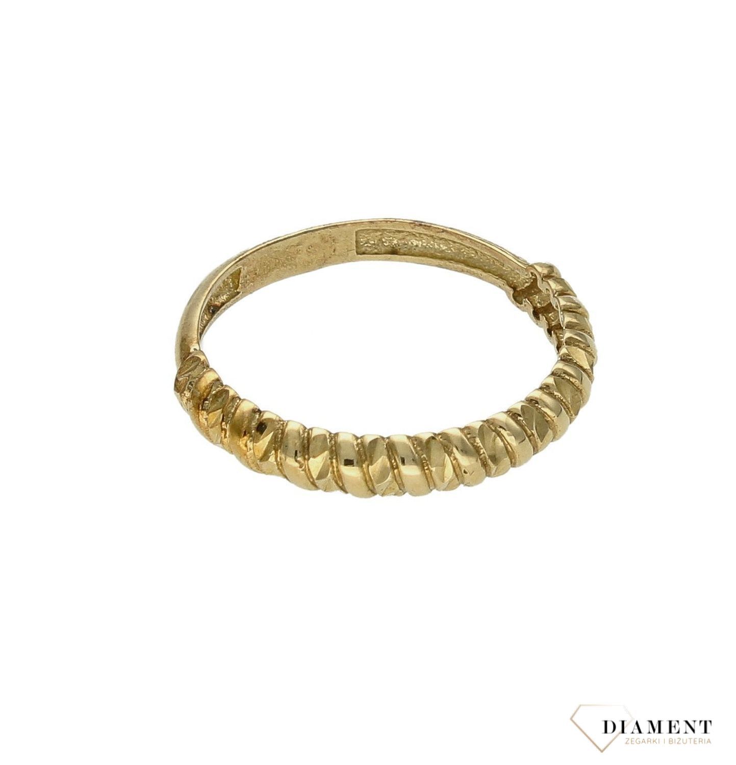 Pierścionek złoty damski z ozdobnym grawerowaniem 333 DIA-PRS-9169-333. Ponadczasowy wzór inspirowany ikonami sztuki jubilerskie (4).jpg