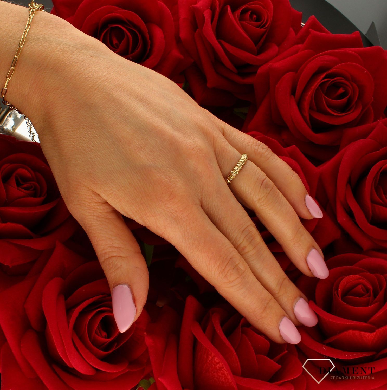 Pierścionek złoty damski z ozdobnym grawerowaniem 333 DIA-PRS-9169-333. Ponadczasowy wzór inspirowany ikonami sztuki jubilerskie (4).jpg