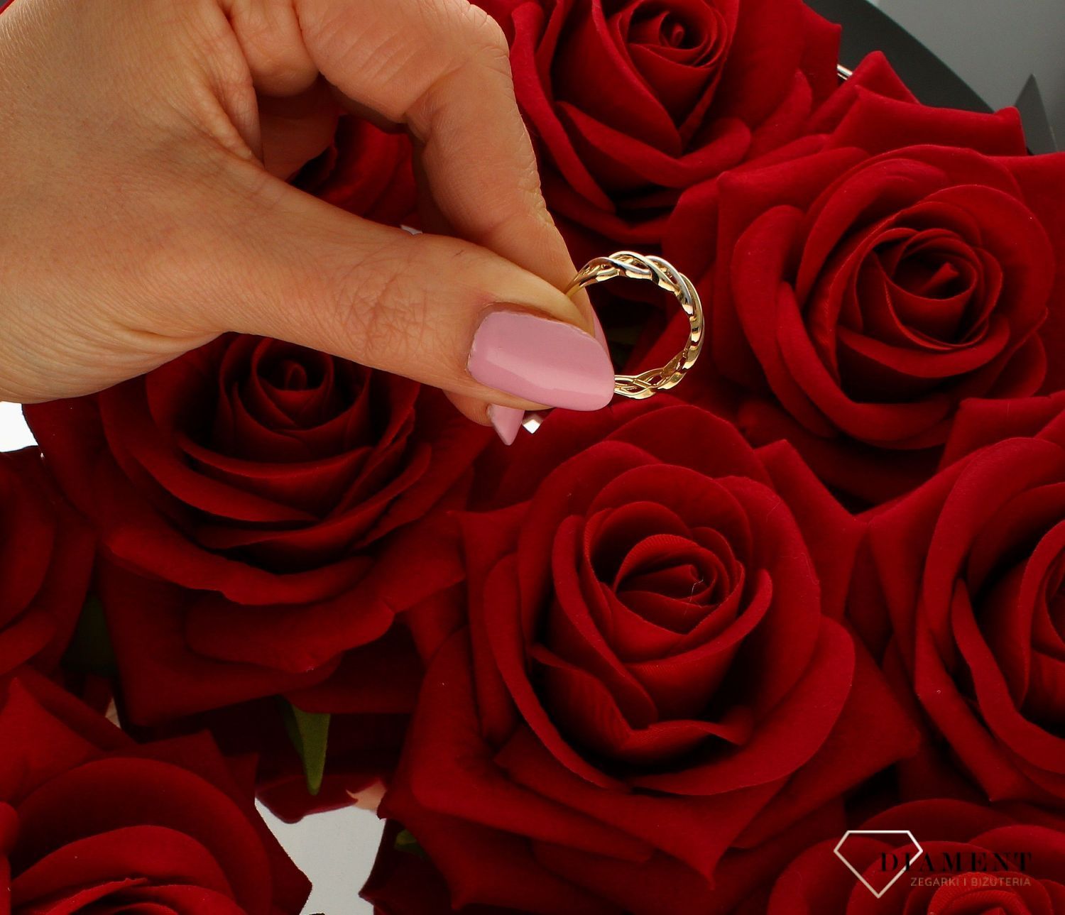 Złoty pierścionek 333 obrączka przeplatana z białym złotem DIA-PRS-9170-333. Niezwykły pierścionek ze złota żółtego i białego. Pierścionek o przeplatanym nowoczesnym wzorze z pewnością przyciągnie uwagę n (4).jpg