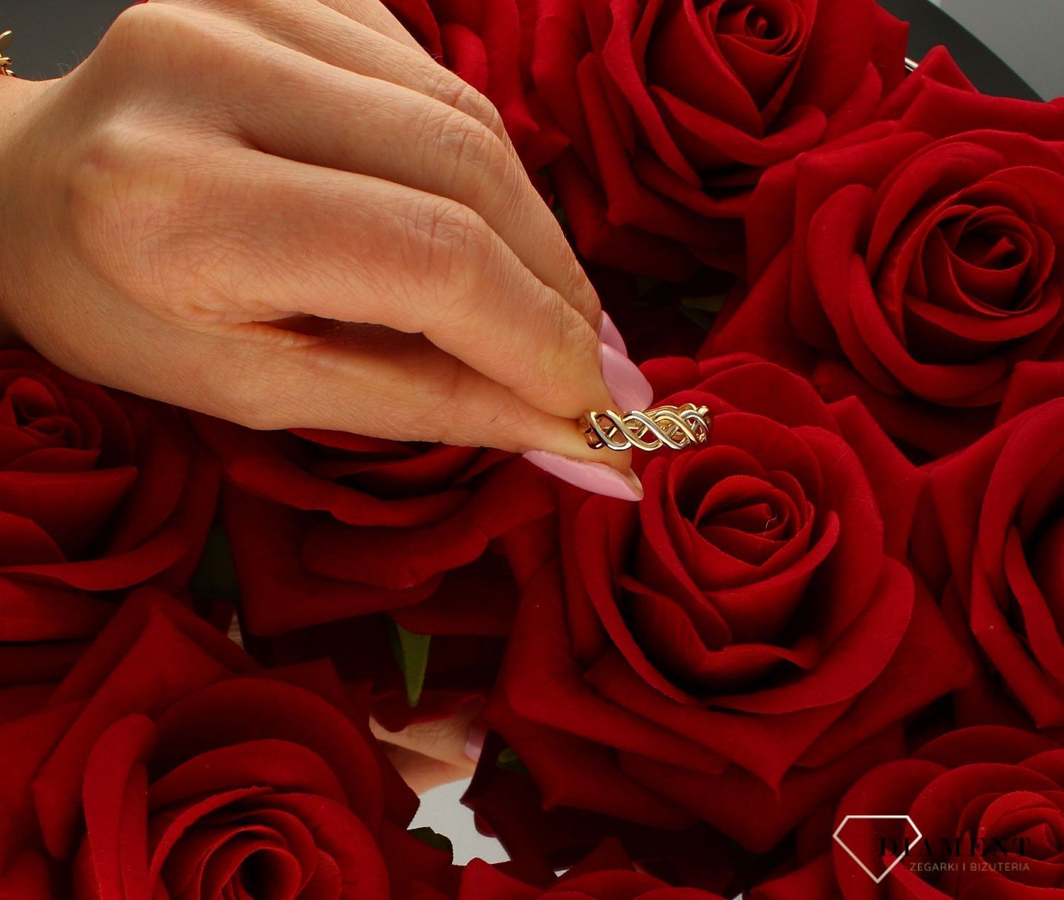 Złoty pierścionek 333 obrączka przeplatana z białym złotem DIA-PRS-9170-333. Niezwykły pierścionek ze złota żółtego i białego. Pierścionek o przeplatanym nowoczesnym wzorze z pewnością przyciągnie uwagę n (4).jpg